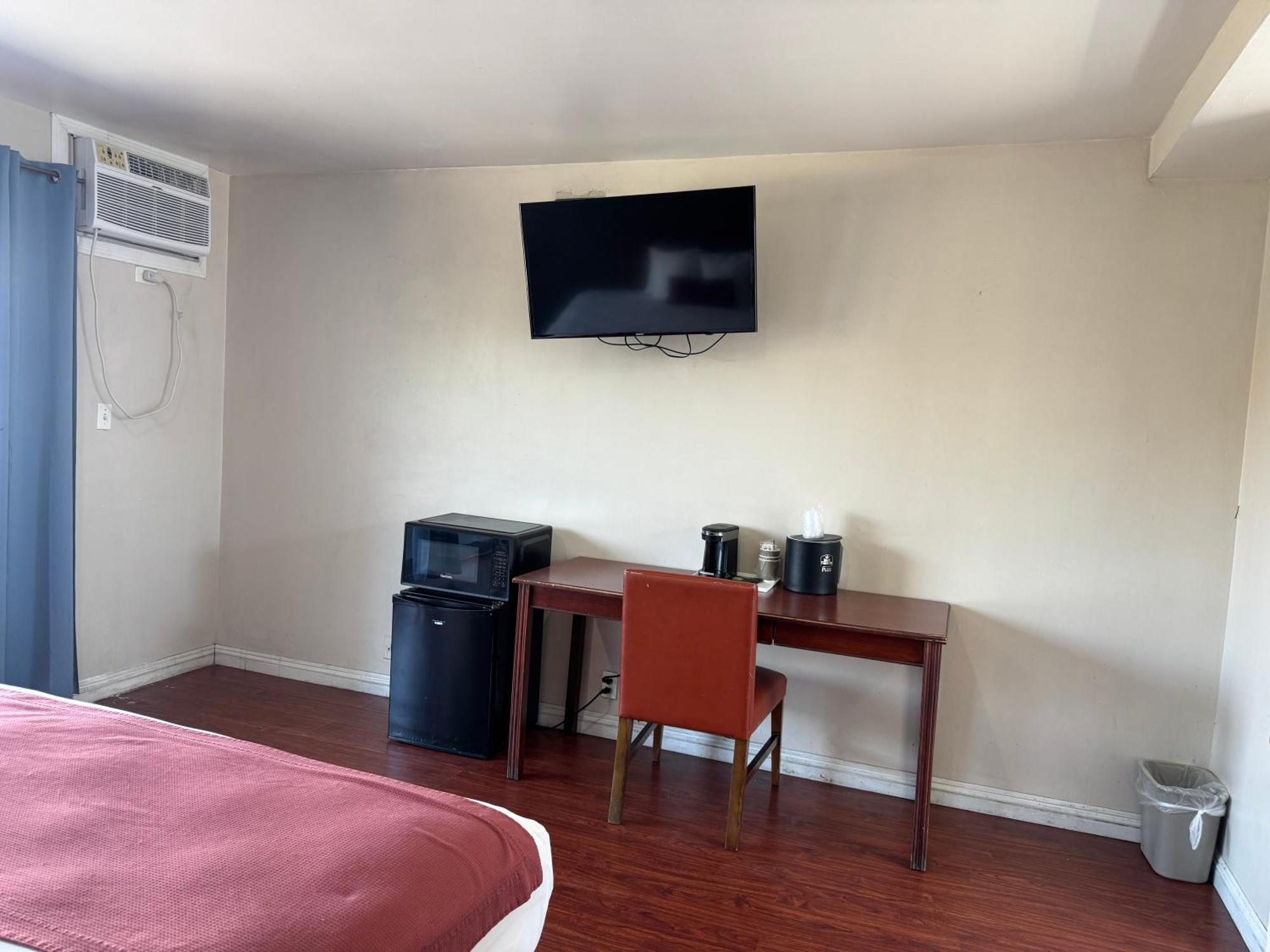 Zimmer mit Kingsize-Bett und Balkon