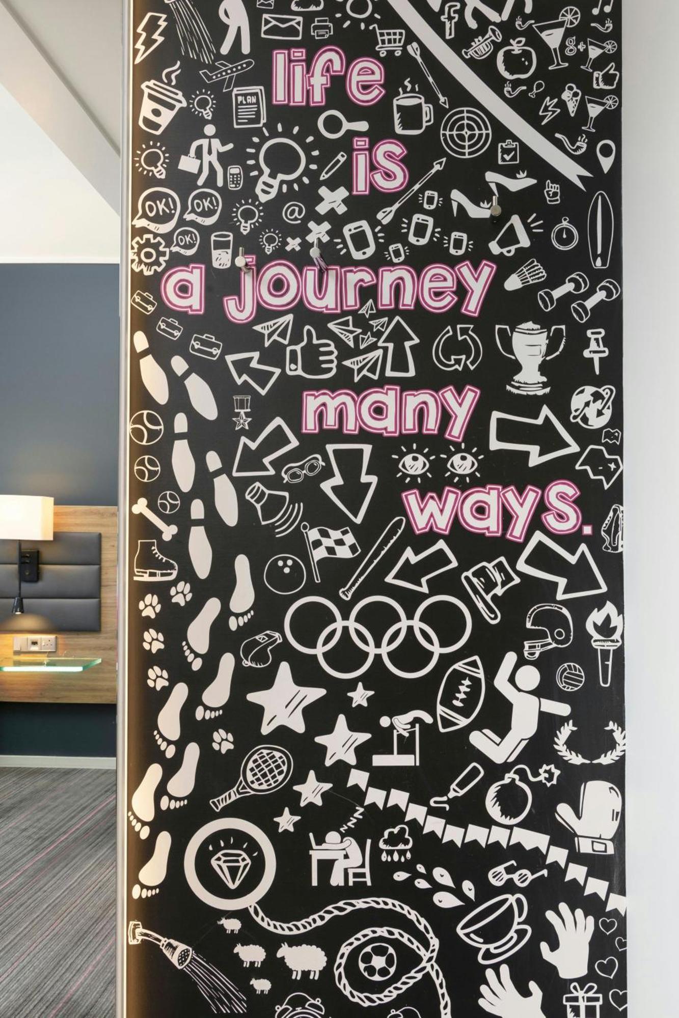Moxy Queen Room