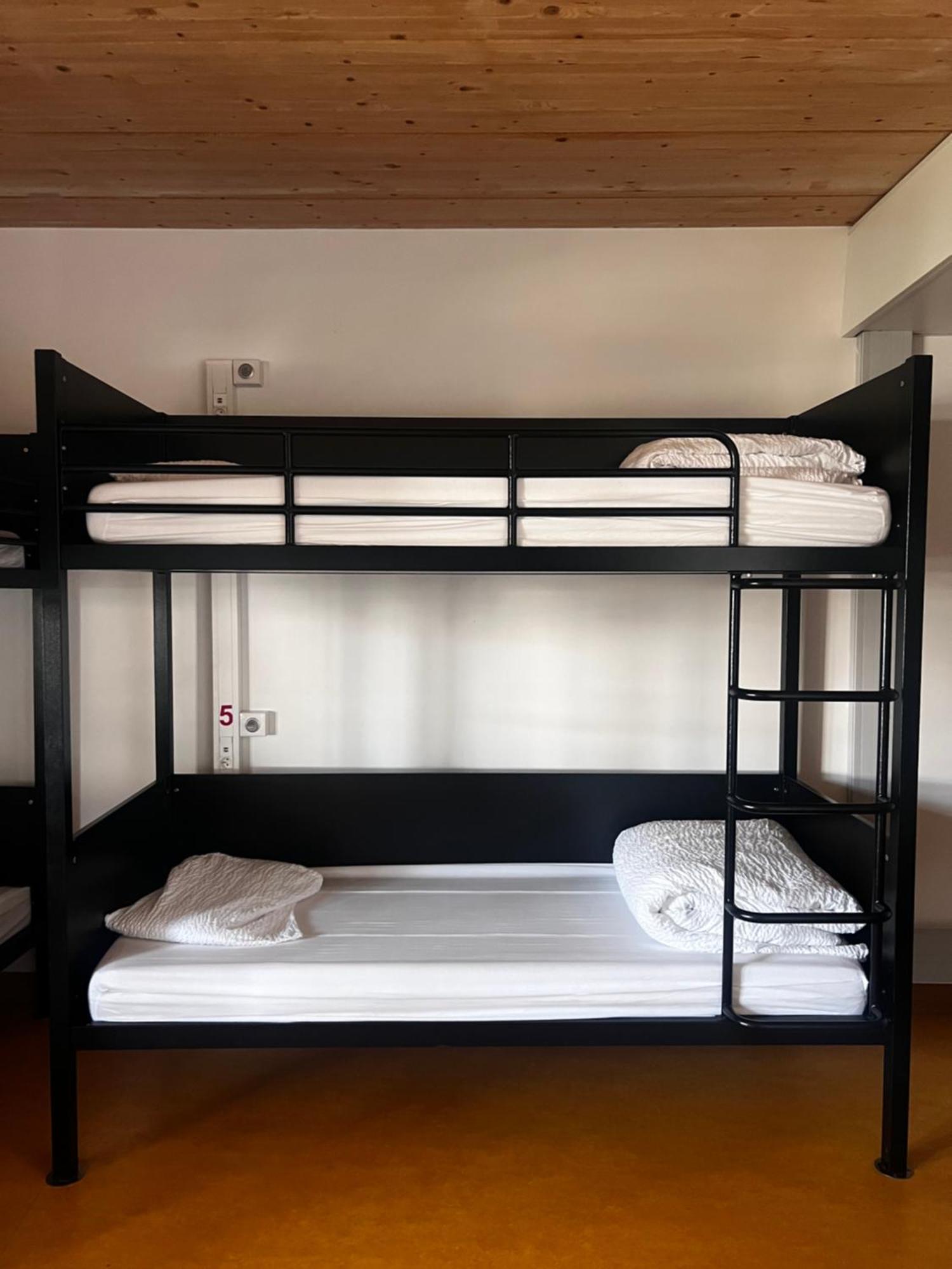 Room 2 Bunk Beds Ensuite Shower – Shared Toilets
