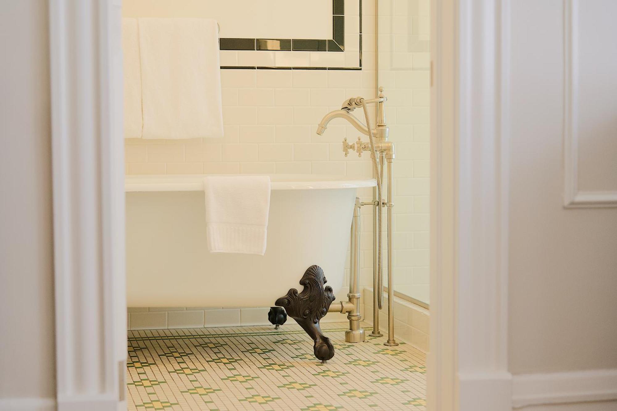 Deluxe Double Room Bath