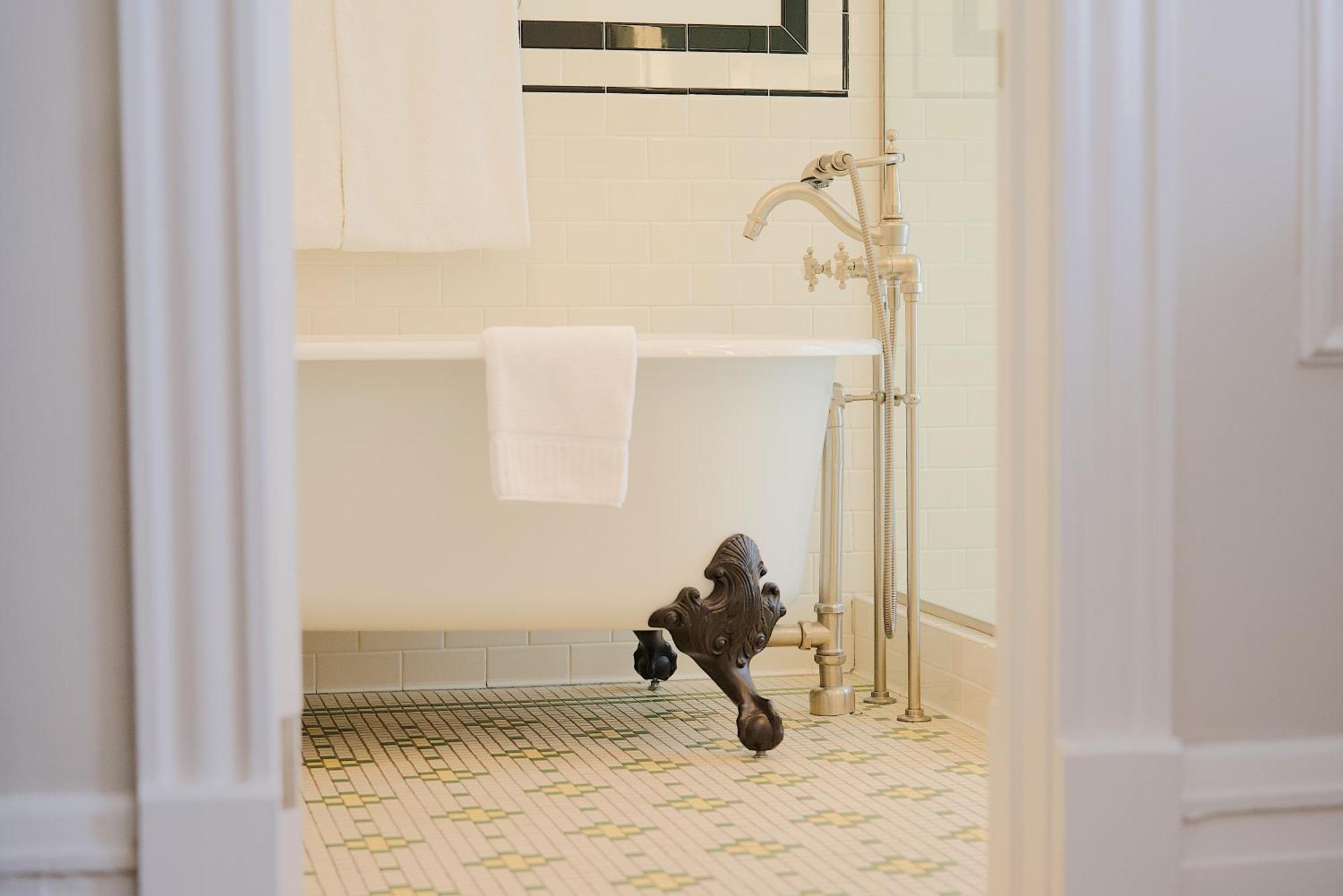 Deluxe Double Room Bath