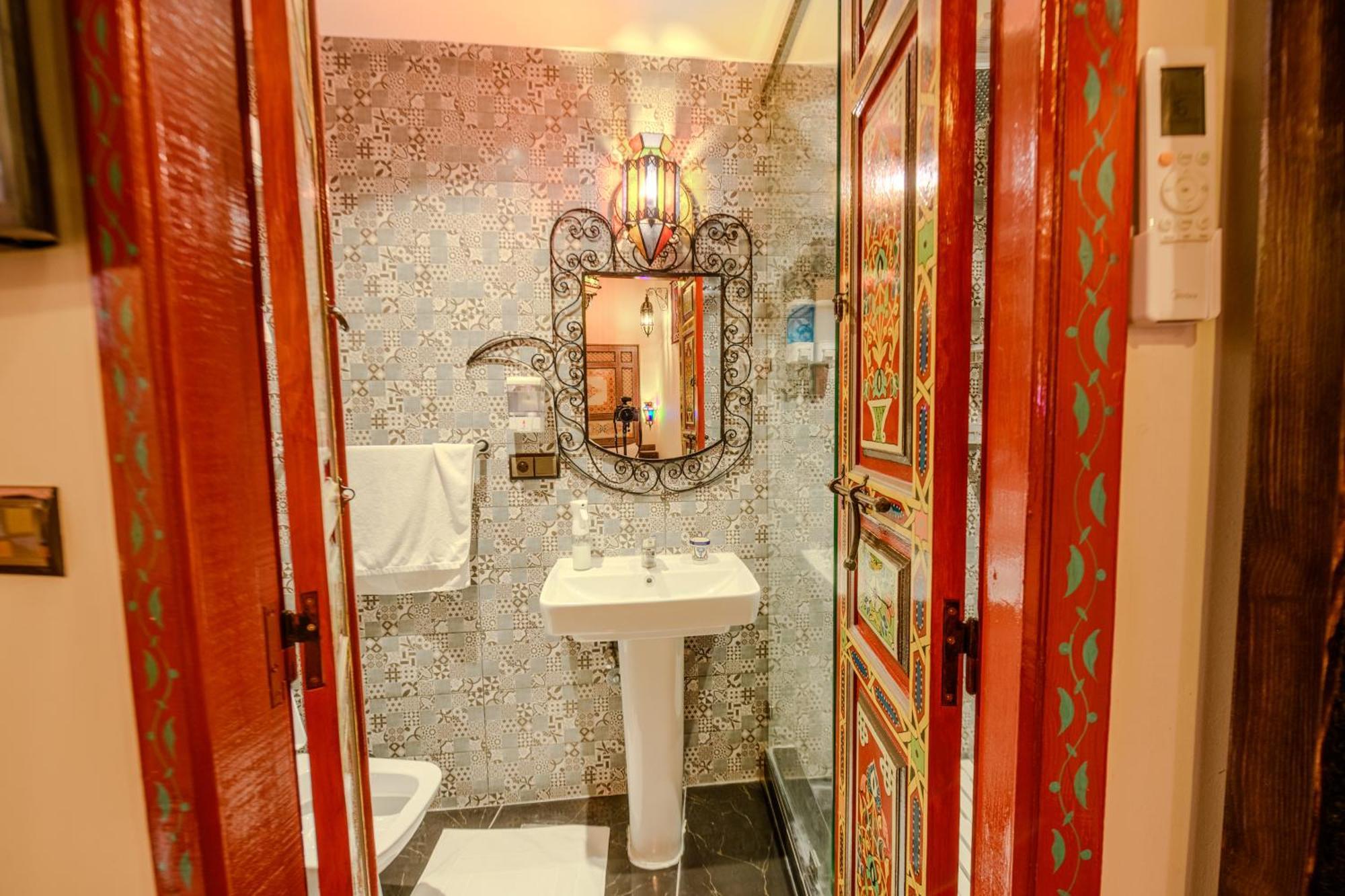 Double or Twin Room Private Bathroom