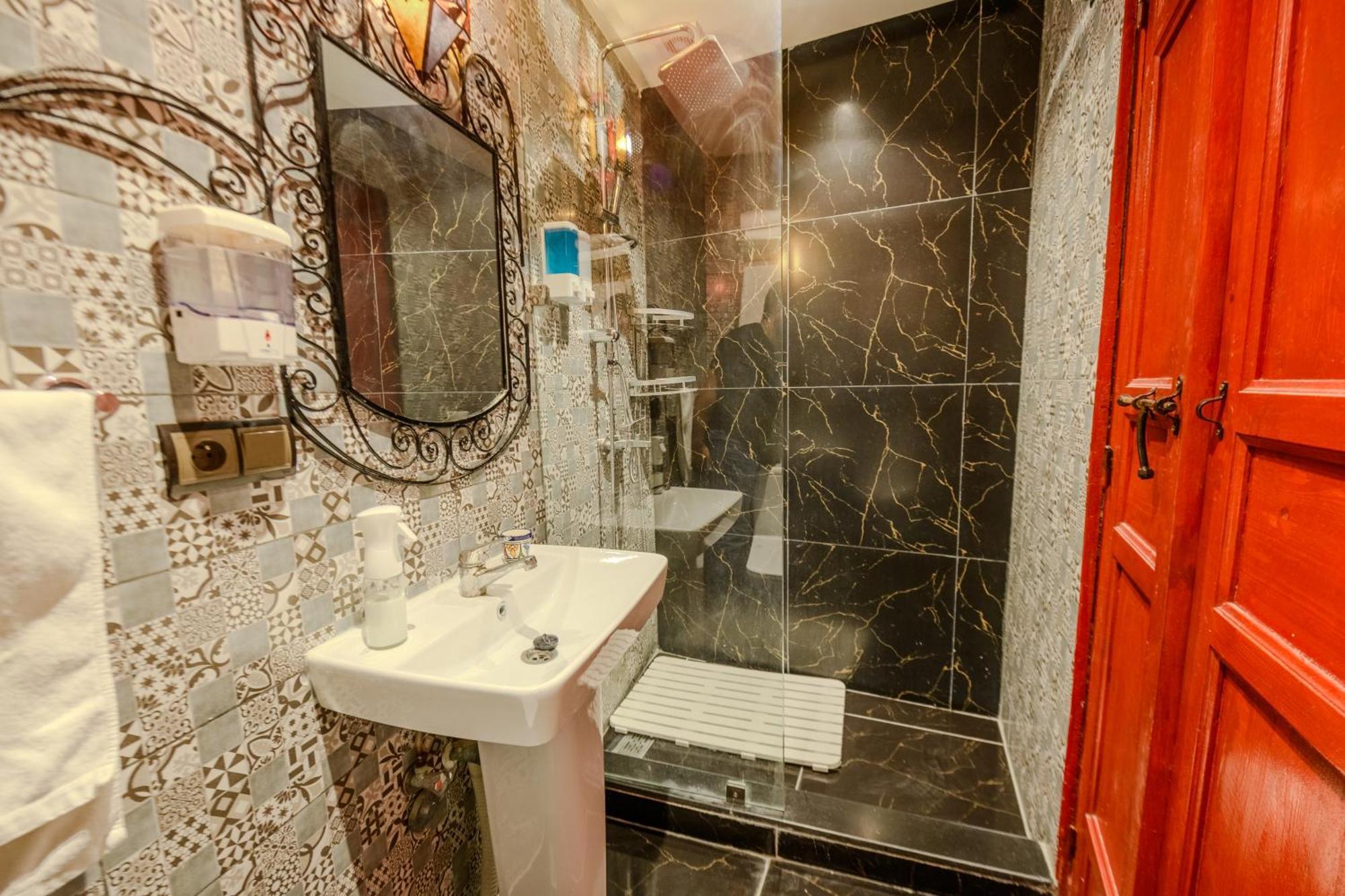 Double or Twin Room Private Bathroom