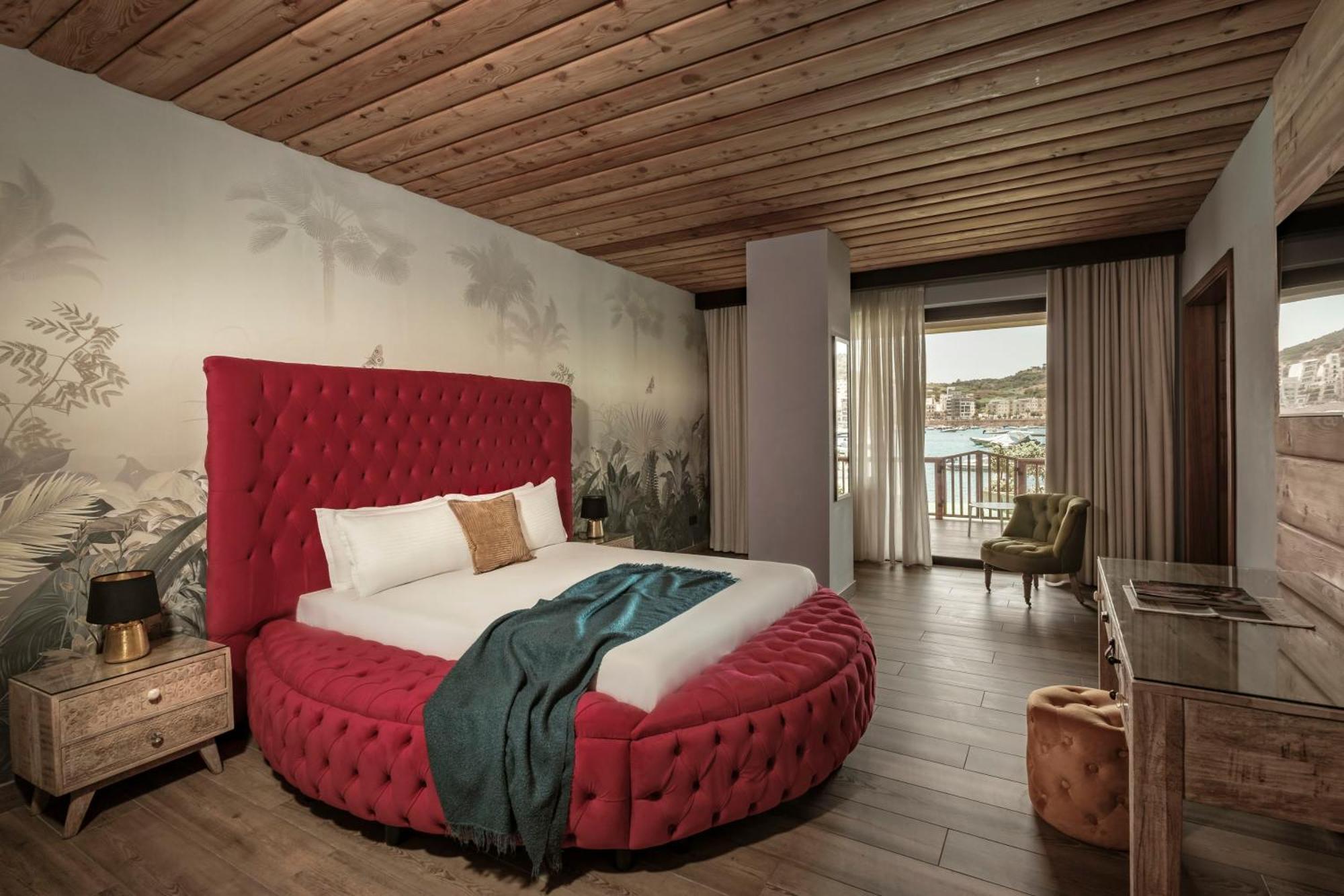 Deluxe Suite Direct Beach Access