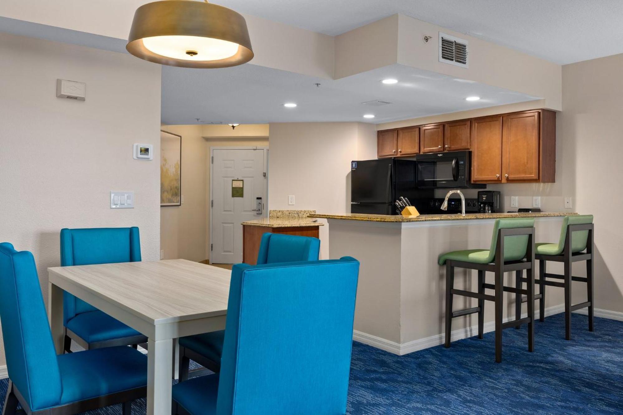 Deluxe King Suite