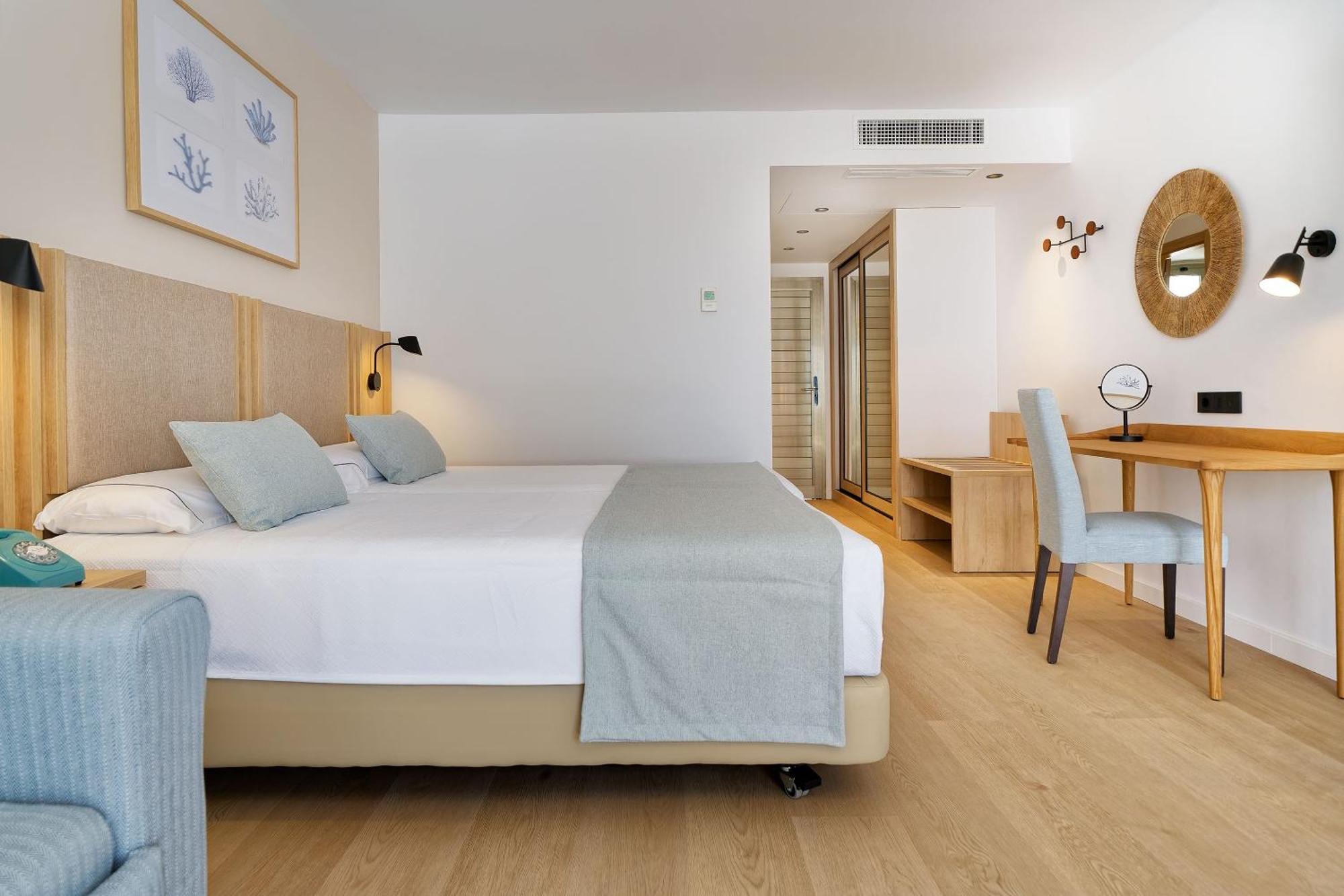 Double or Twin Room Side Sea View