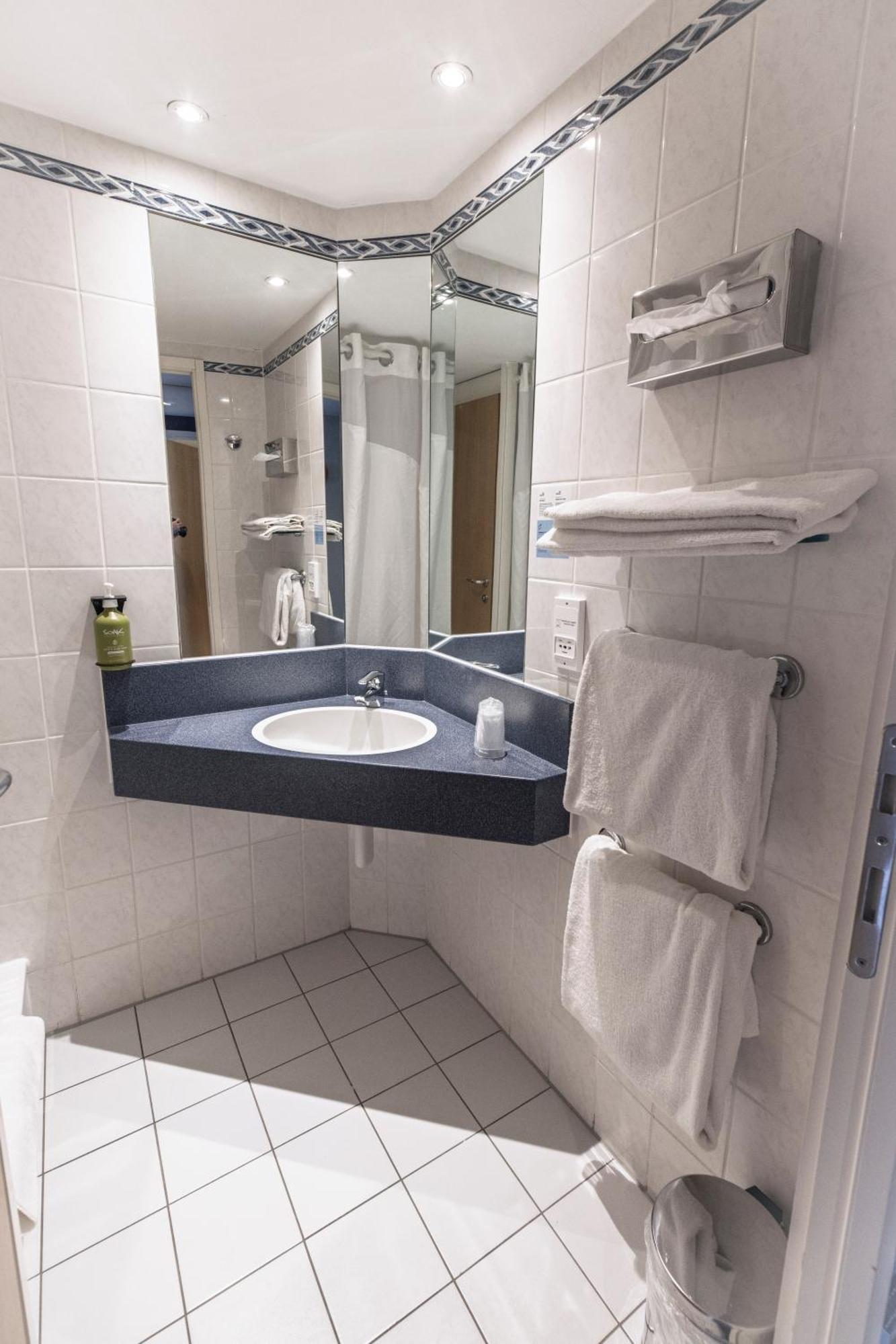 Standard Queen Room - Free Breakfast,1698908446:JPEG