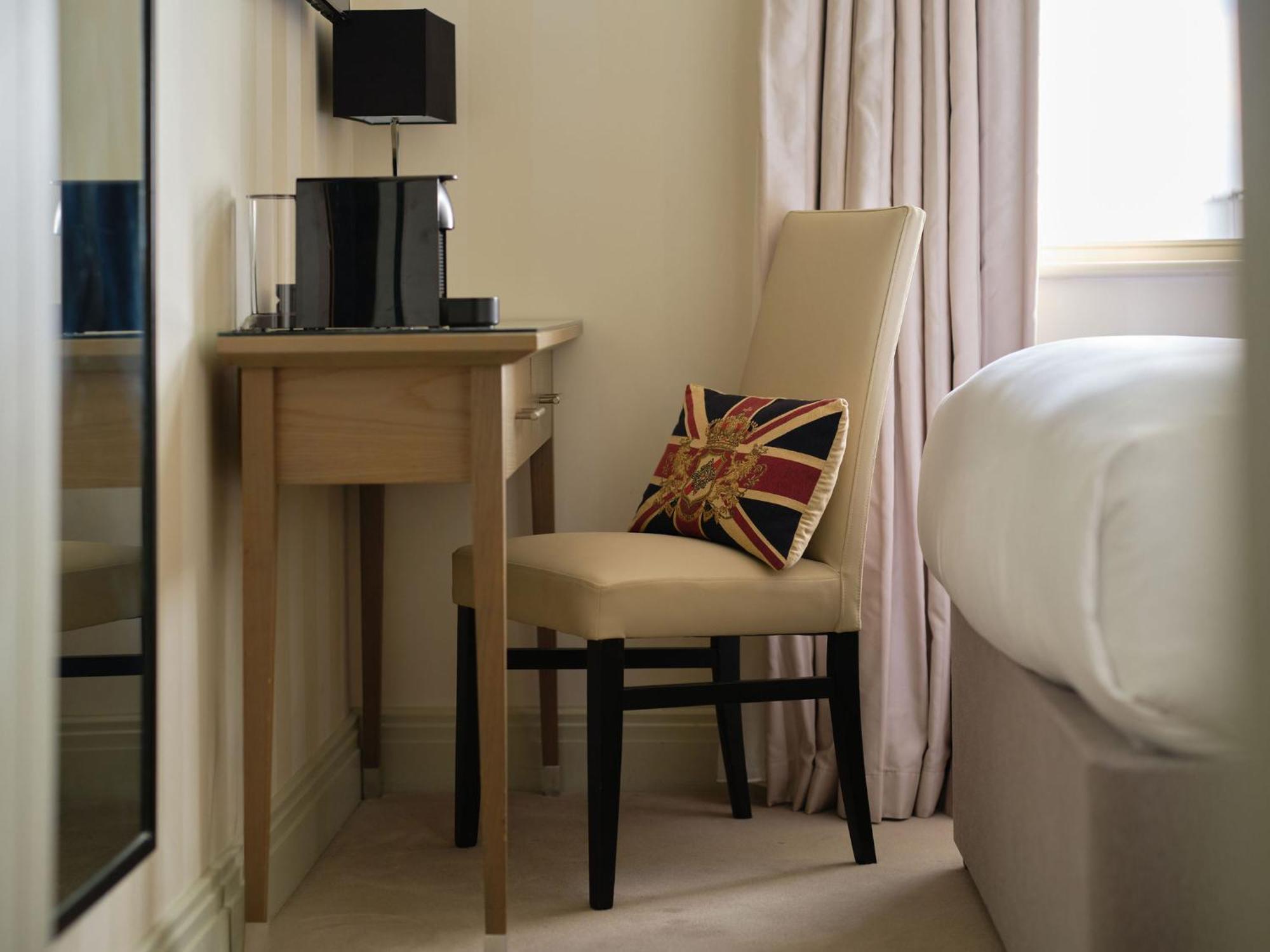 Guest room classic style Twin or Single Beds