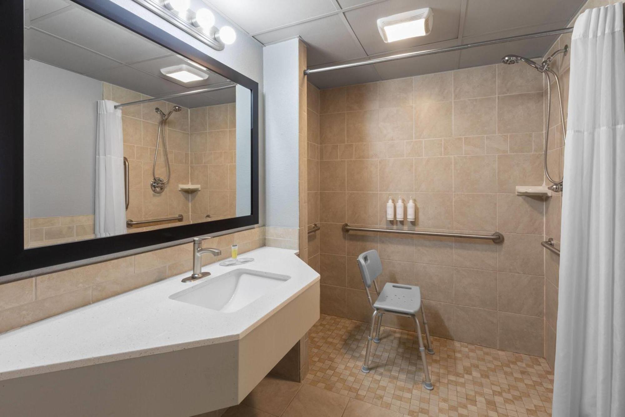 Zimmer mit Kingsize-Bett und rollstuhlgerechter Dusche - barrierefrei, Nichtraucher