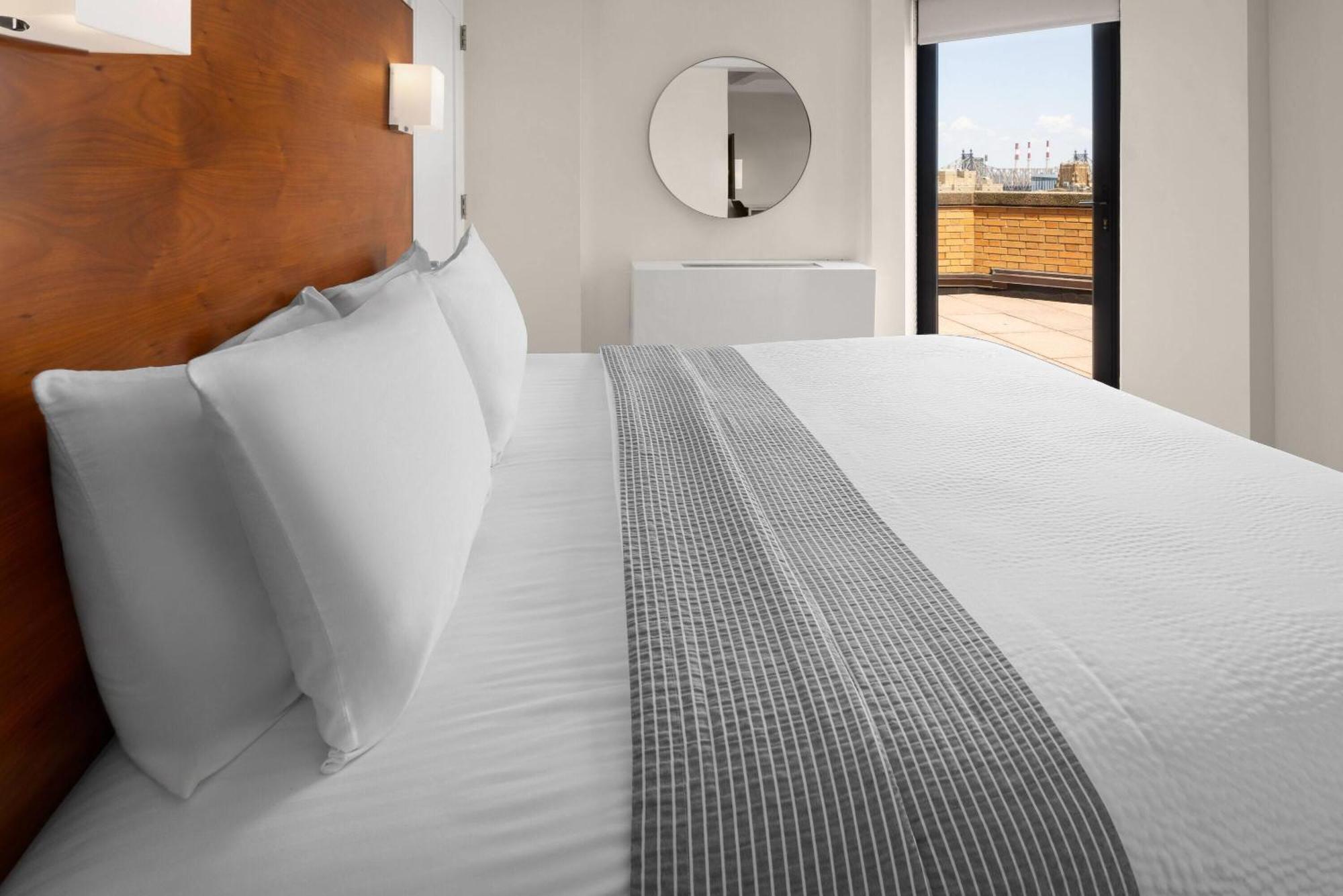 1 Queen Bed Studio Apartment Non-Smoking