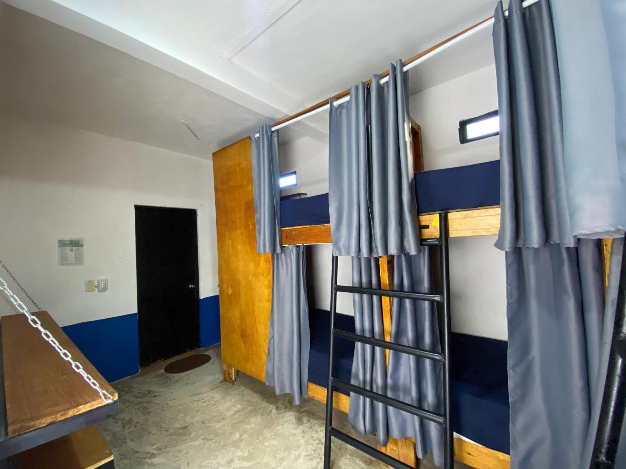 Single Bed 11-Bed Mixed Dormitory Room
