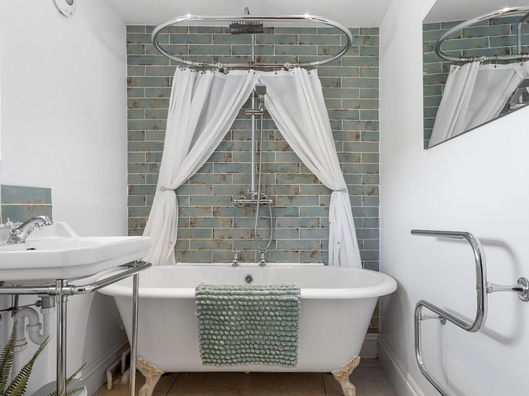 Deluxe Double Room Bath