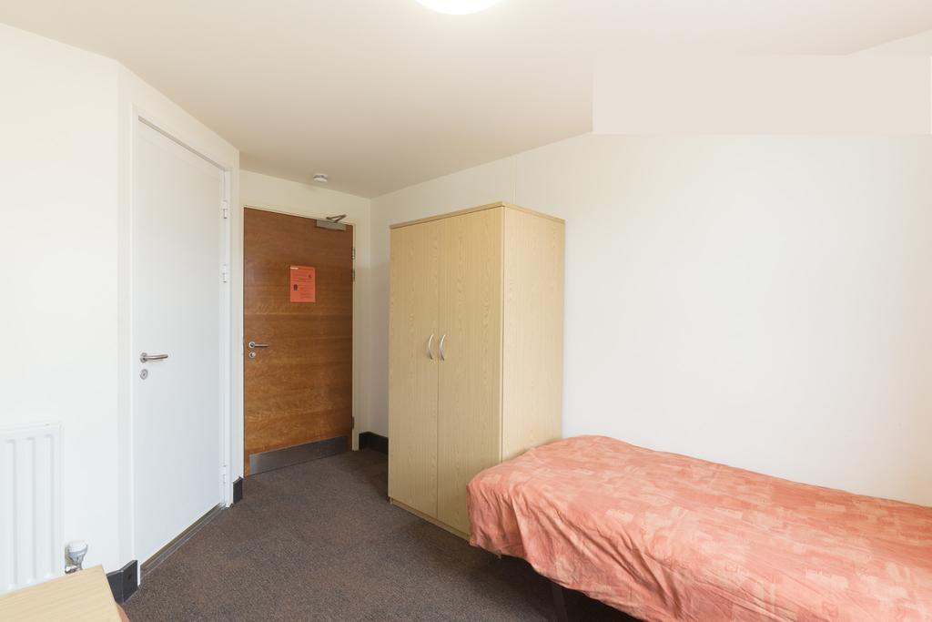 Cama en dormitorio masculino compartido