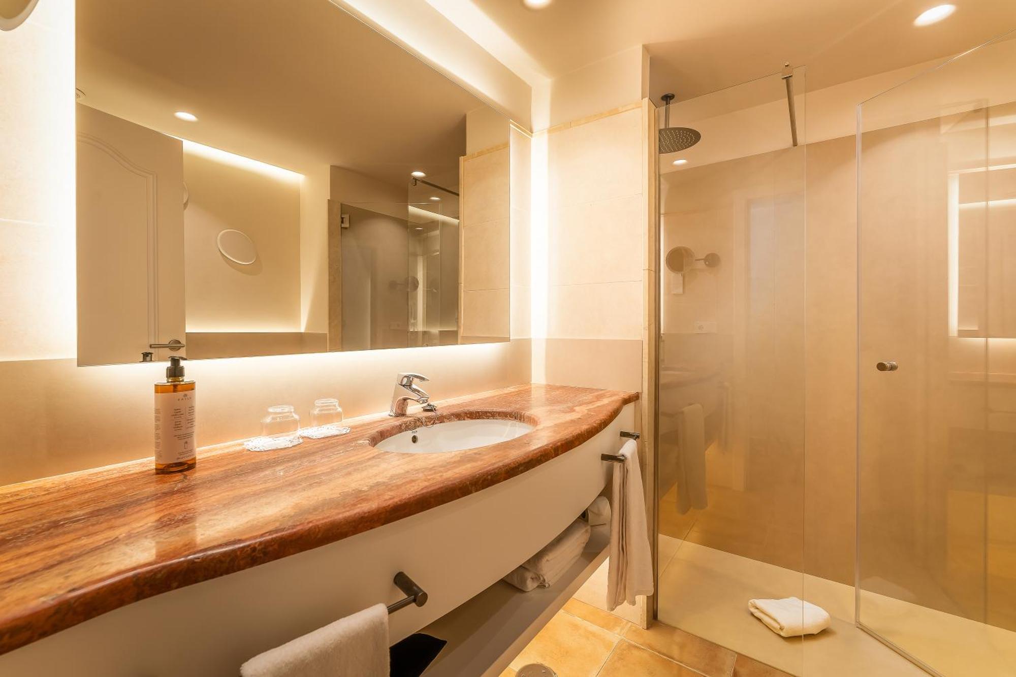 Junior Suite with Pool View