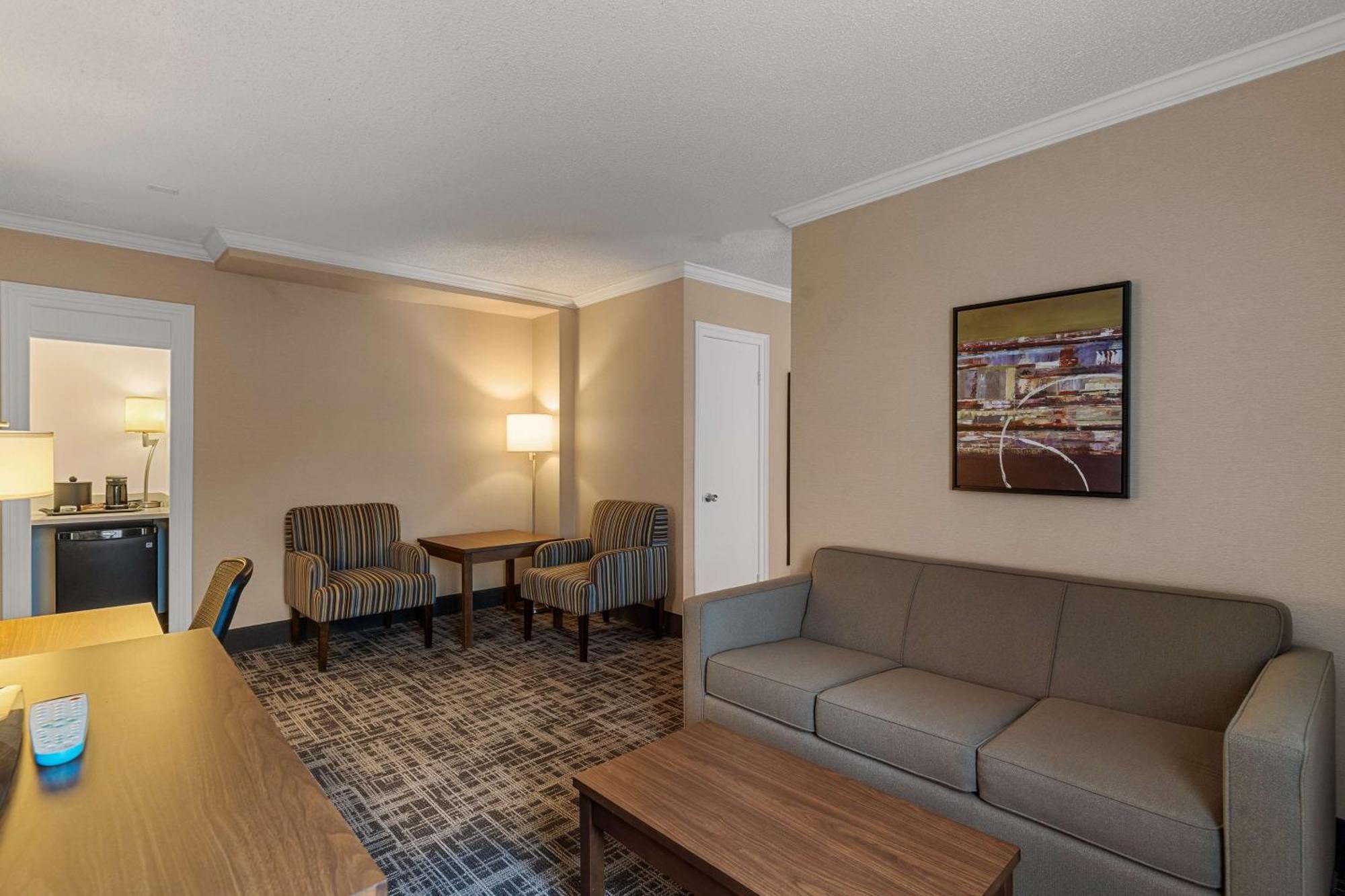Queen Suite Sofa Bed Living Area Non-Smoking