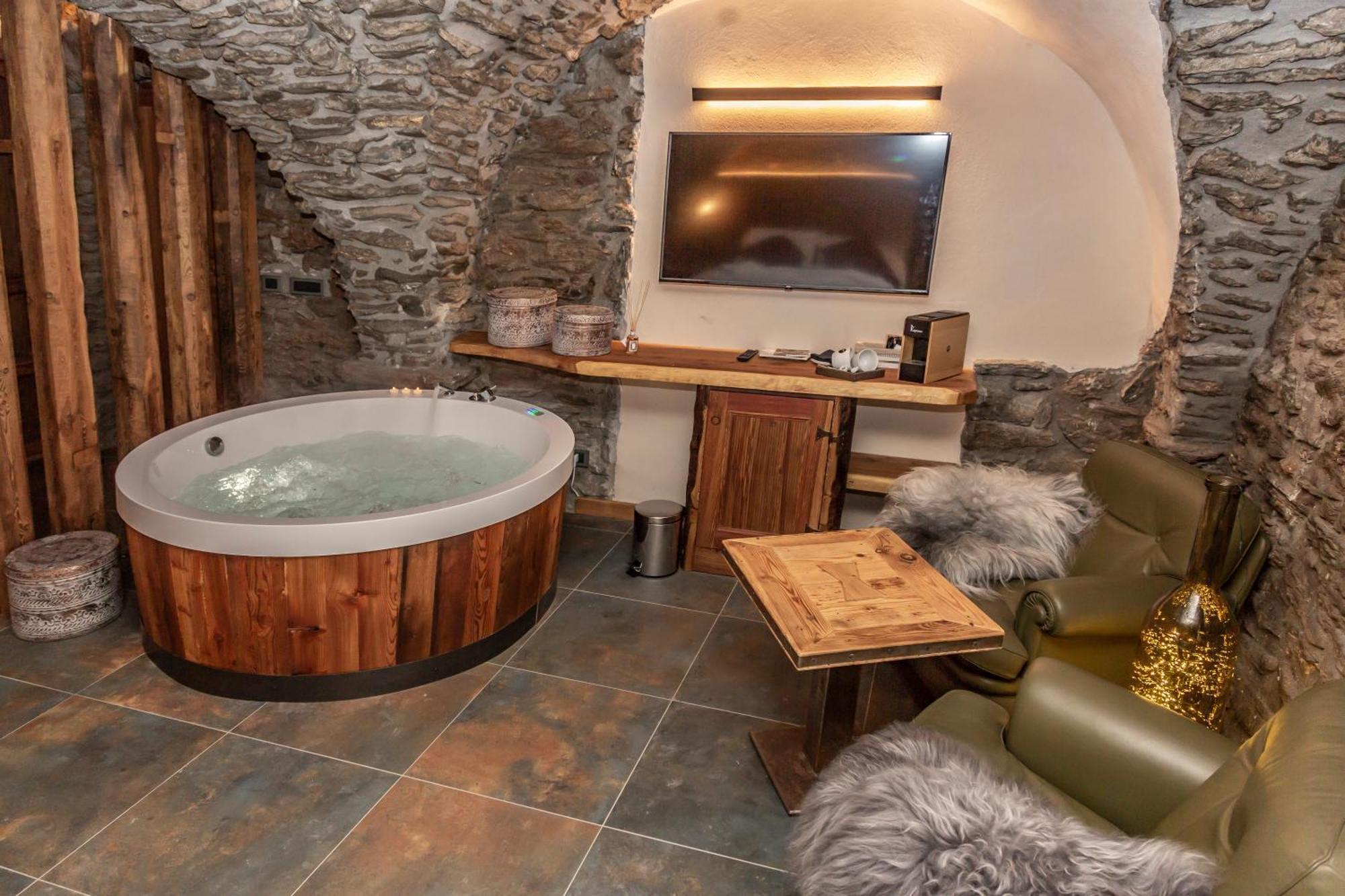 Deluxe Suite mit Whirlpool-Badewanne