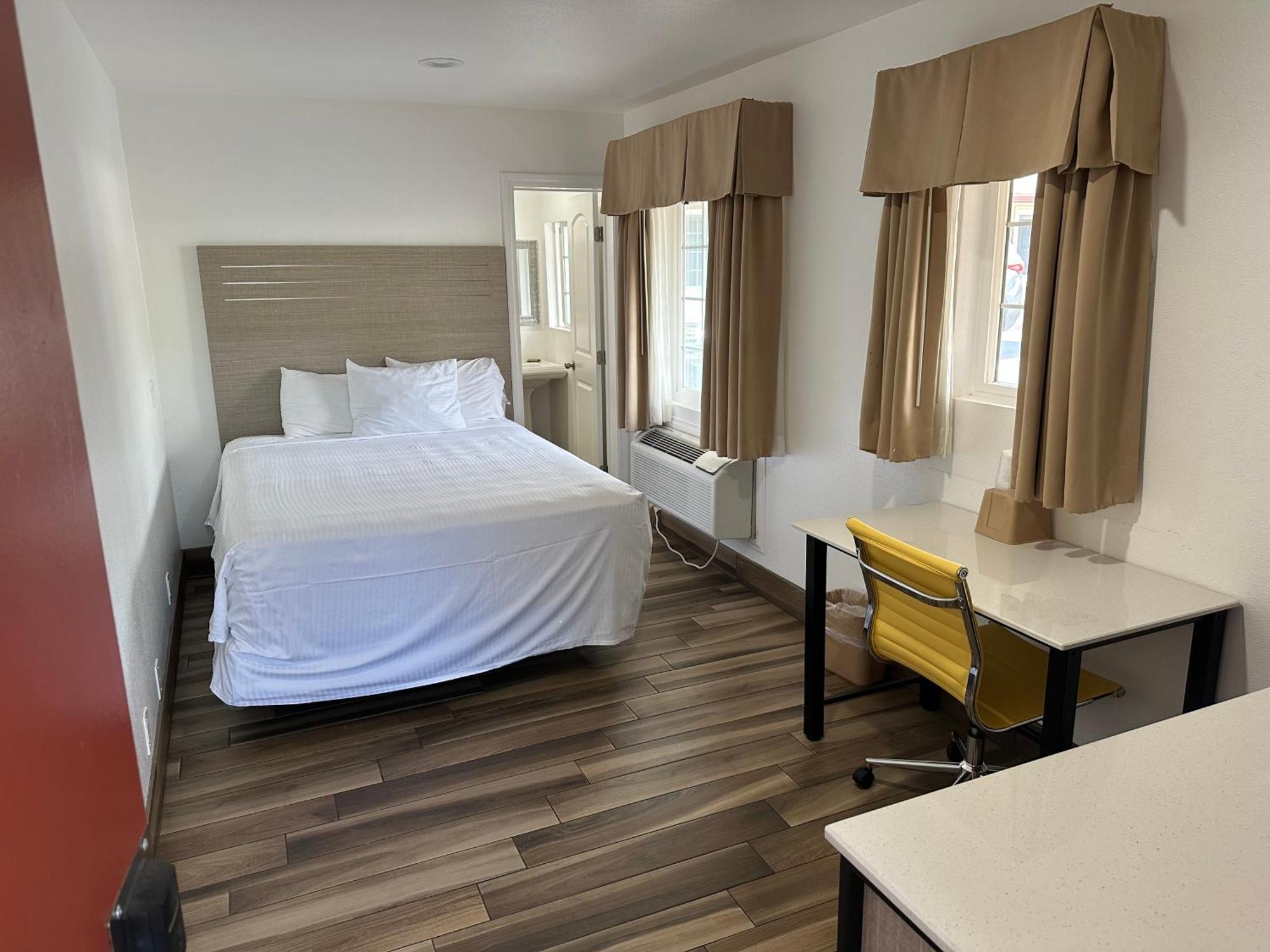 Deluxe Queen Room