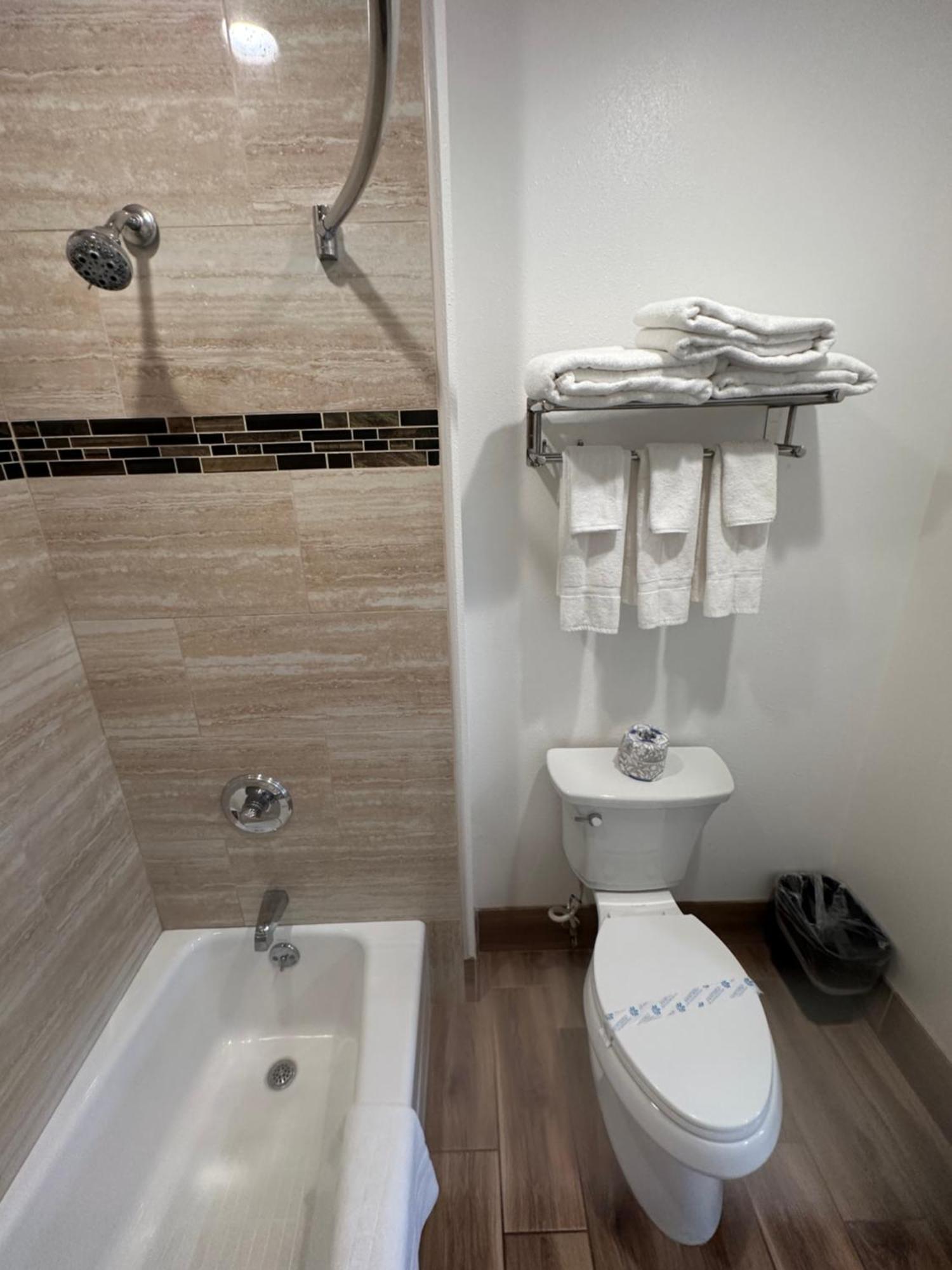 Deluxe Queen Suite