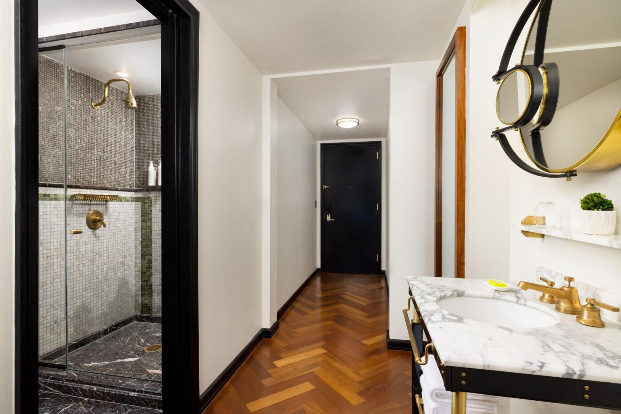 Classic King Reserve Room w or Foyer Entrance