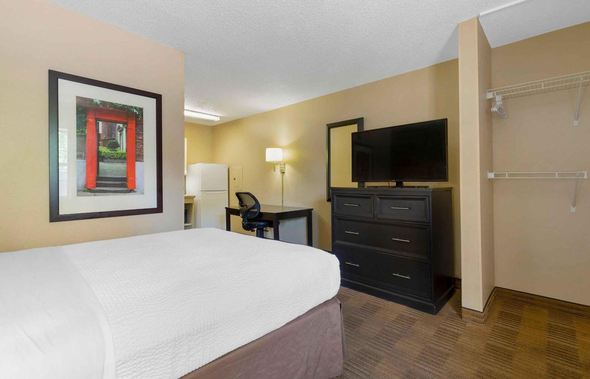 Queen studio 1 Queen Bed Disability Access or Non-Smoking