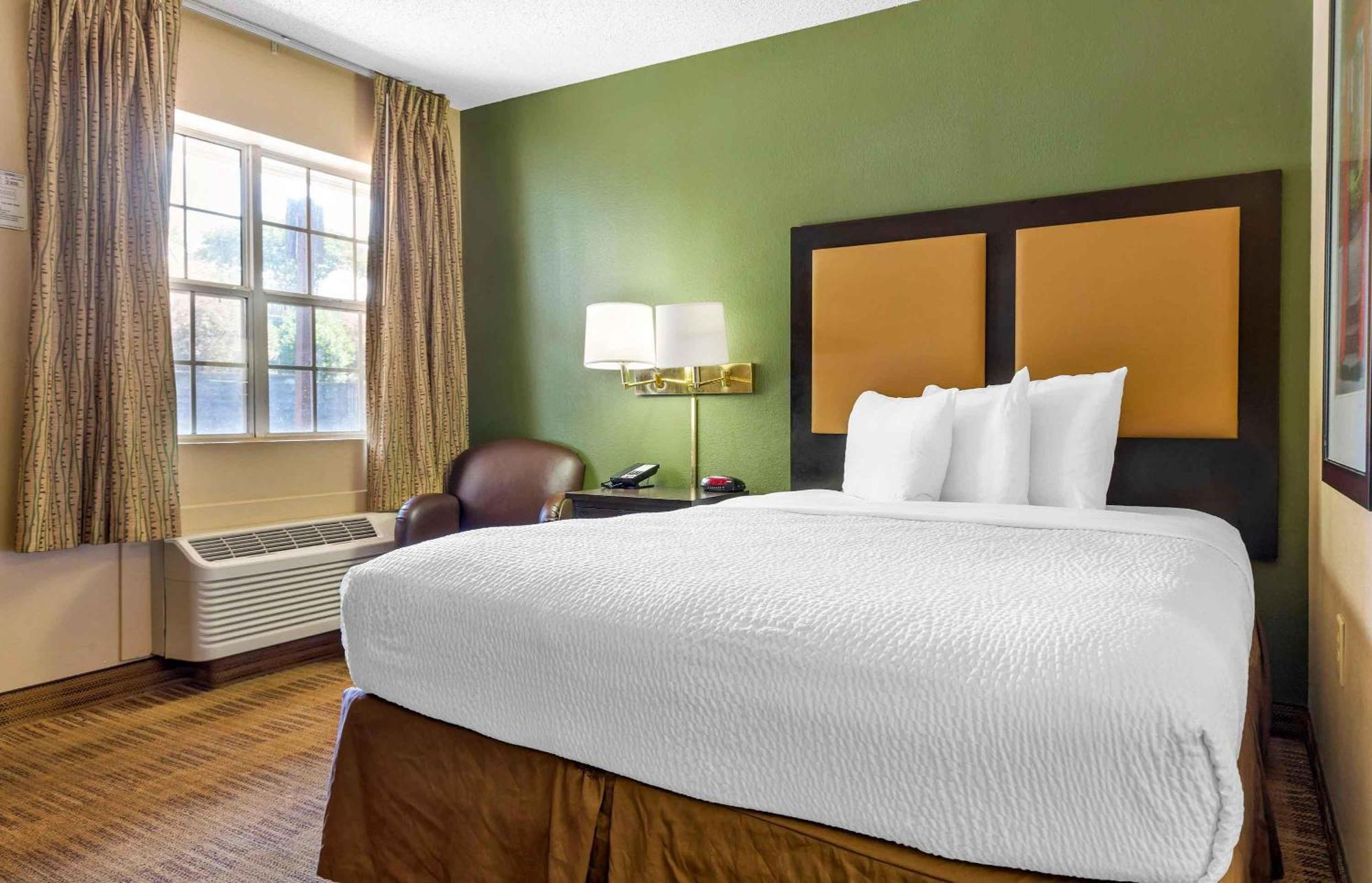 Queen studio 1 Queen Bed Disability Access or Non-Smoking