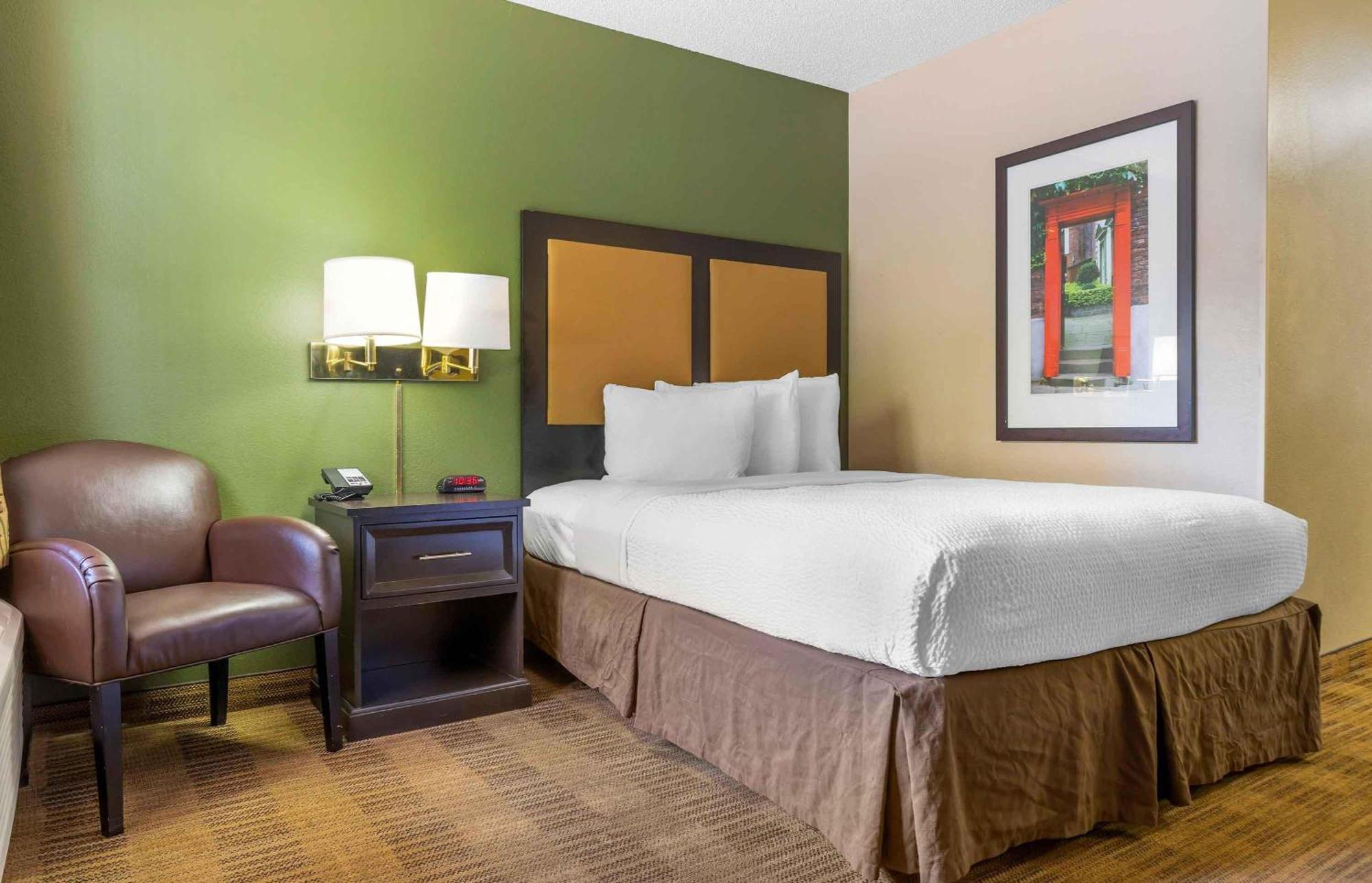 Queen studio 1 Queen Bed Disability Access or Non-Smoking