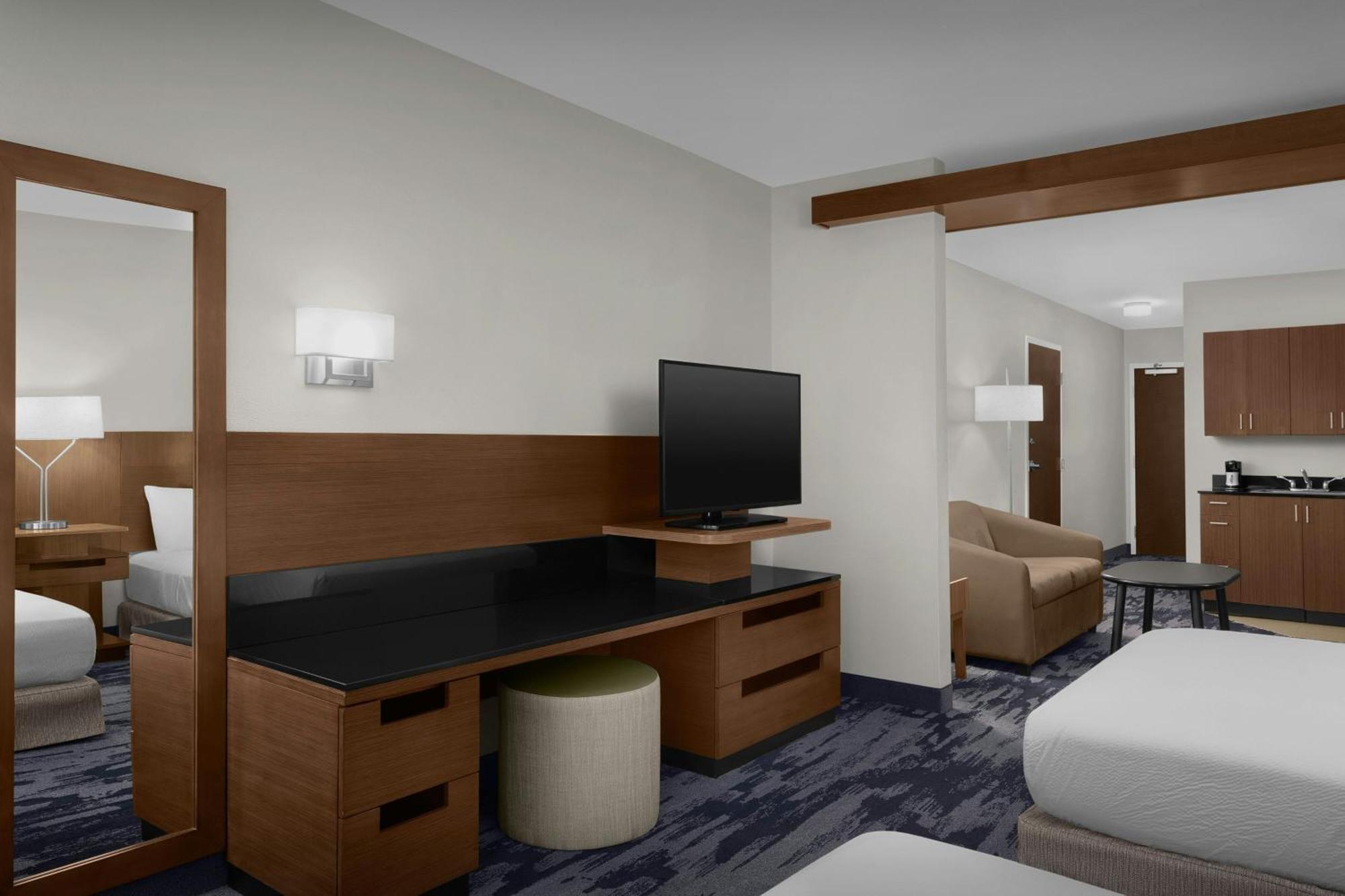 Queen Suite with Two Queen Beds, Bathtub and Sofa Bed - Mobility Access/Hearing Accessible