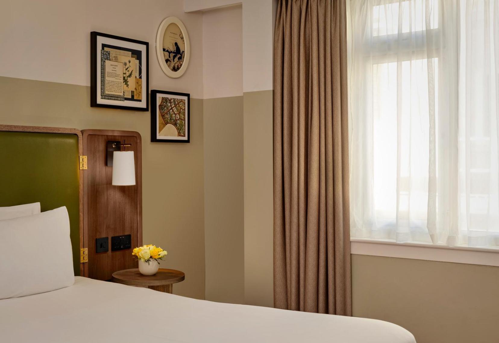 Classic Room 1 Queen Size Bed,1704838103:JPEG