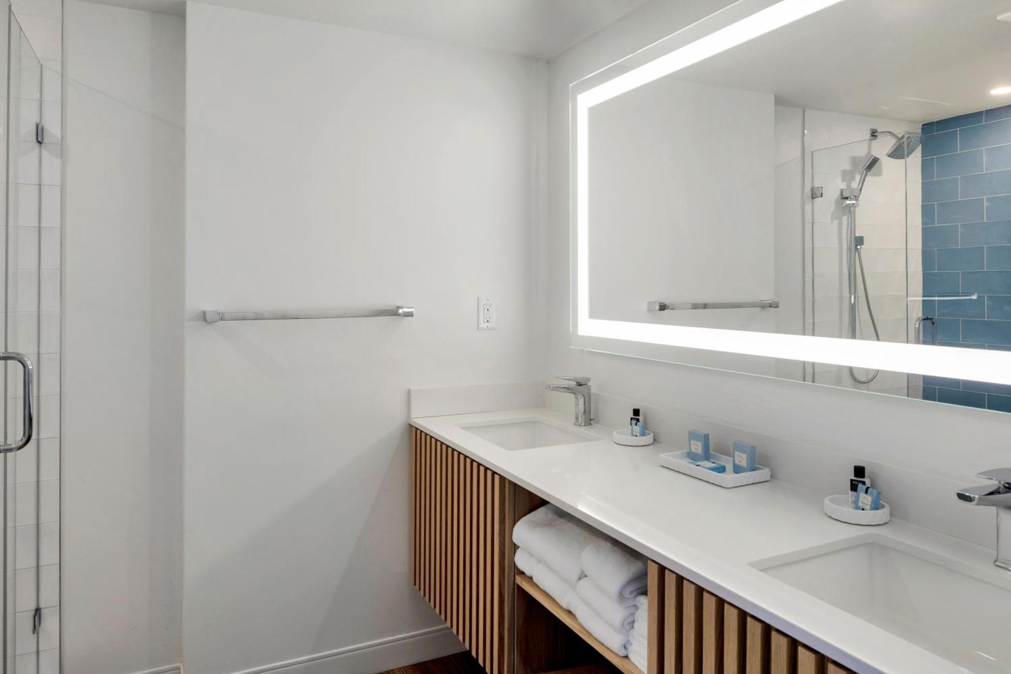 Suite mit Kingsize-Bett und teilweisem Blick