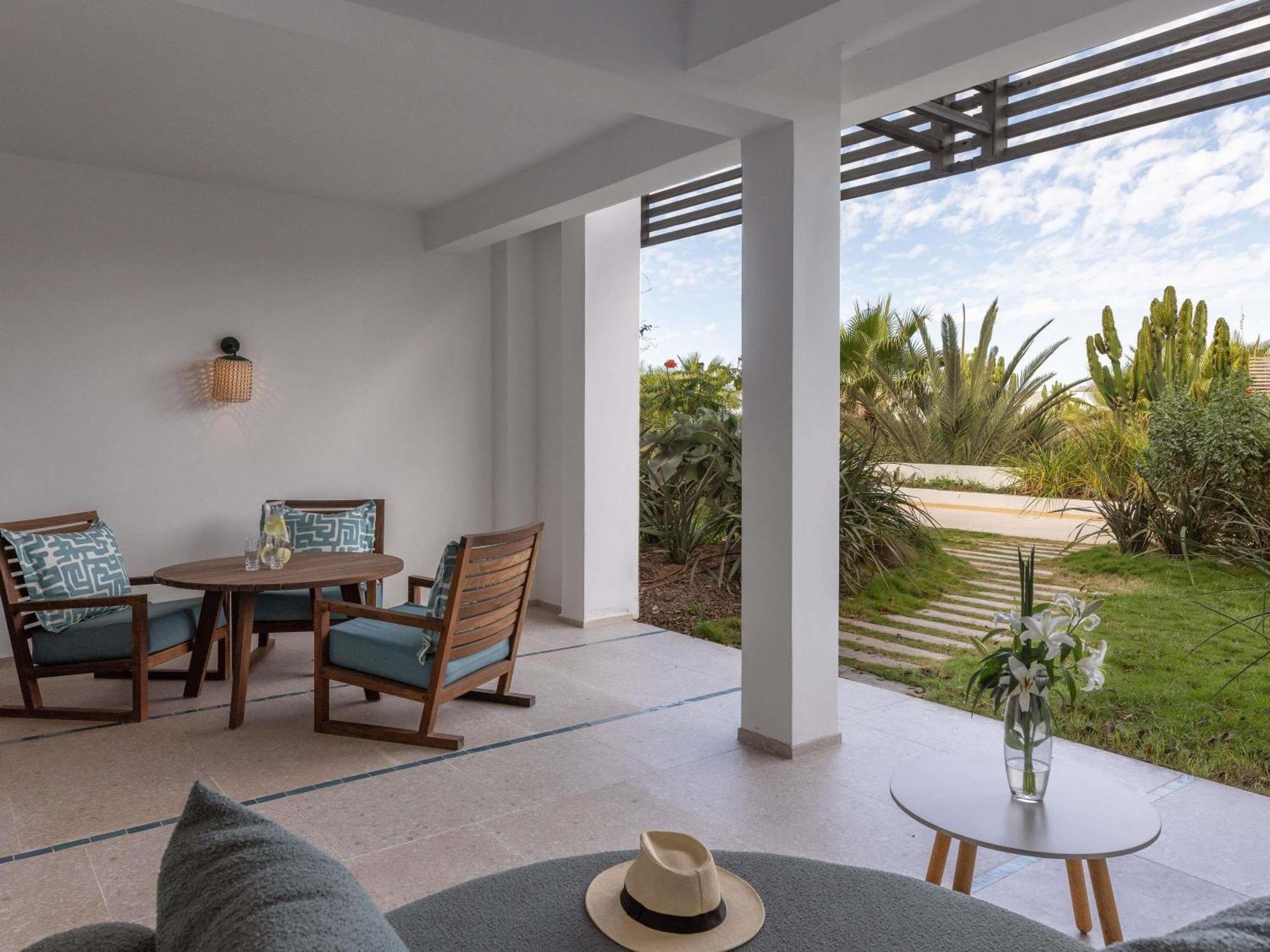 Suite Junior con Letto King-Size e Terrazza con Vista Piscina e Mare