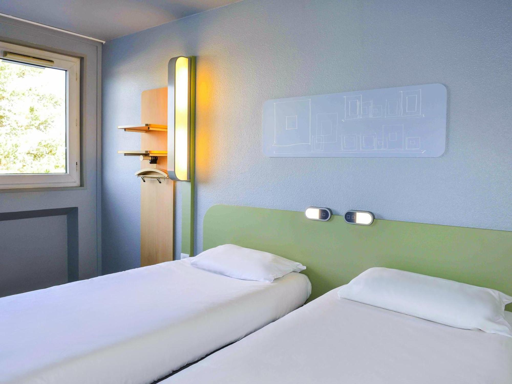 Twin Room,1704976115:JPEG