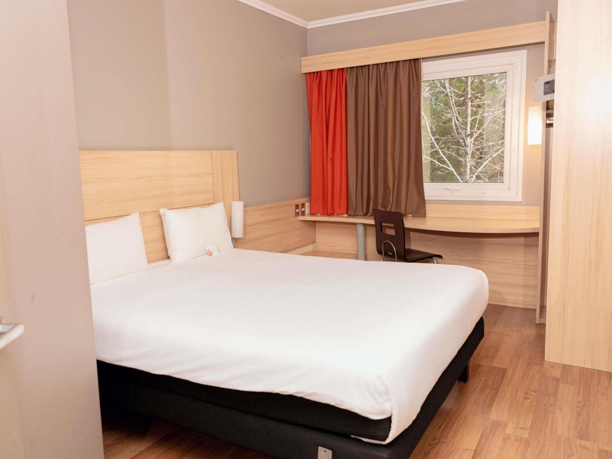 Standard Queen Room