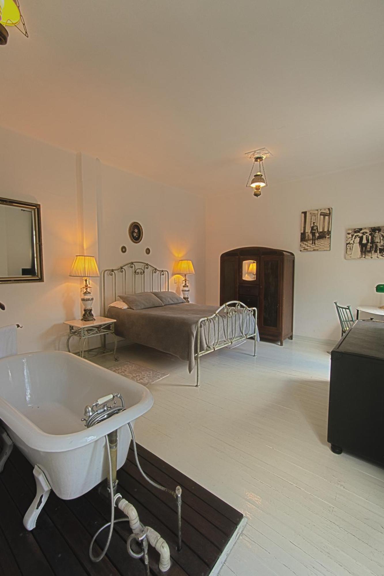 Deluxe Double Room Bath