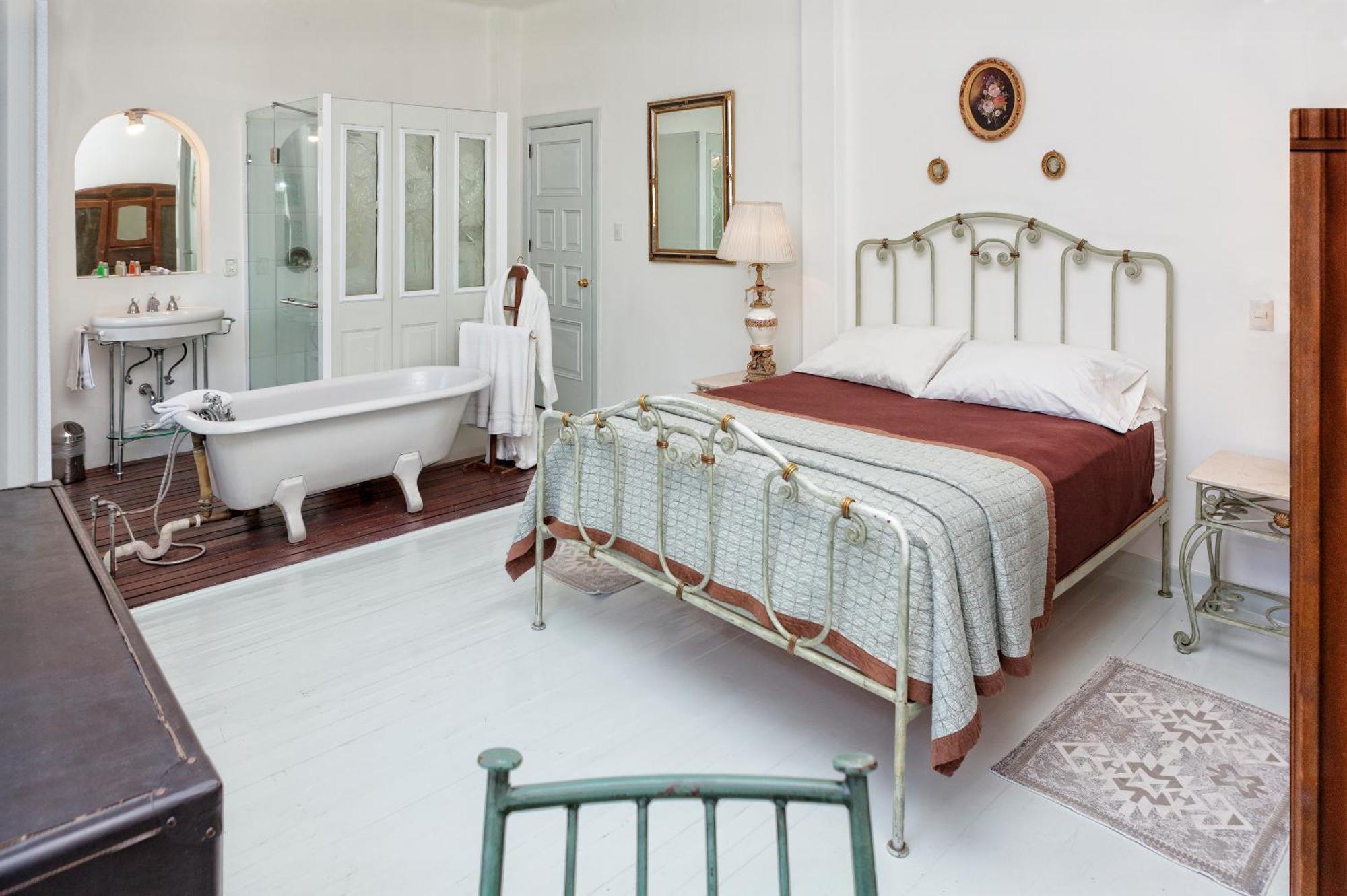 Deluxe Double Room Bath