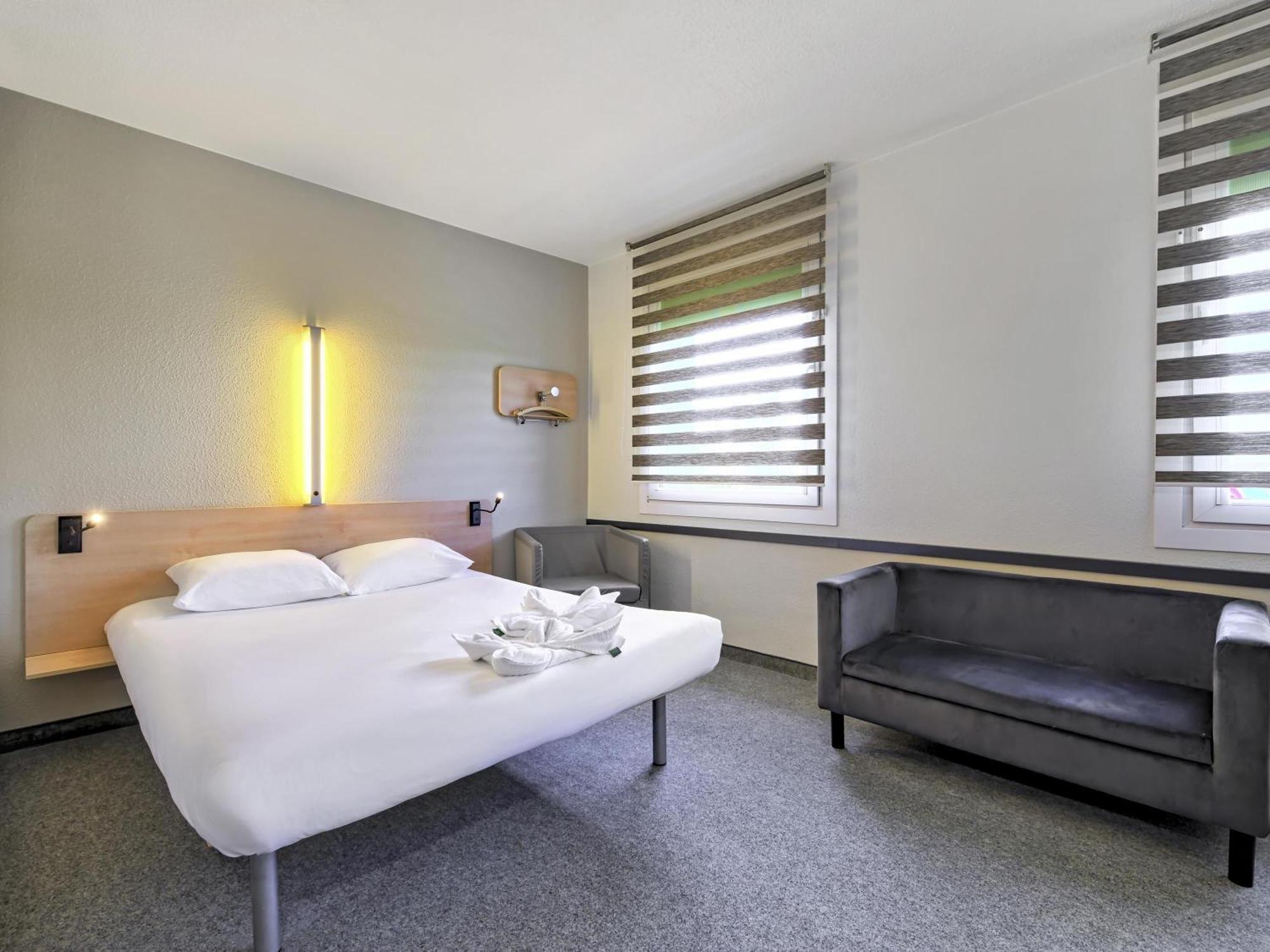 Standard Zimmer mit 1 Doppelbett und 1 Einzelbett
