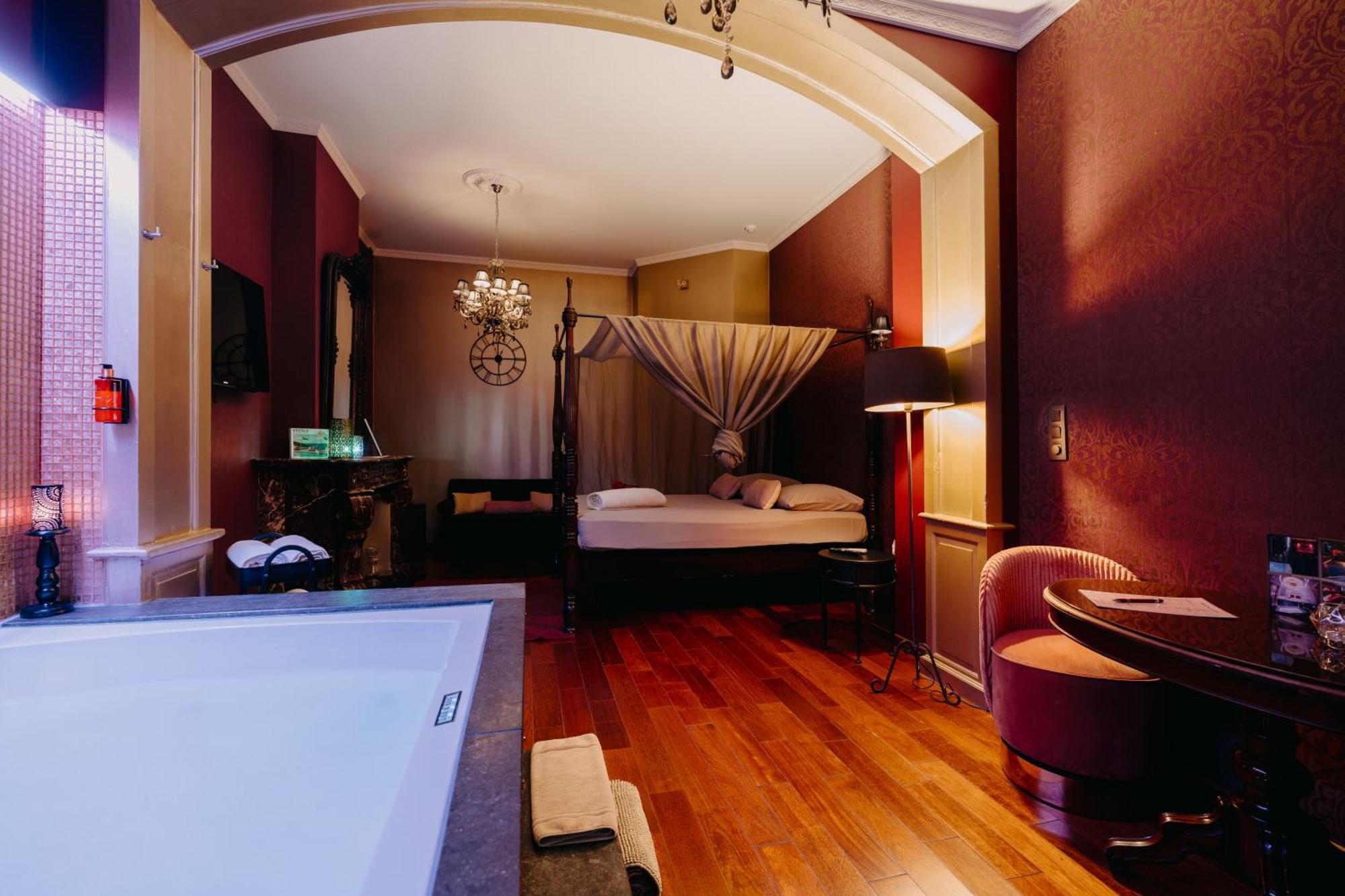 Deluxe Suite Spa Bath