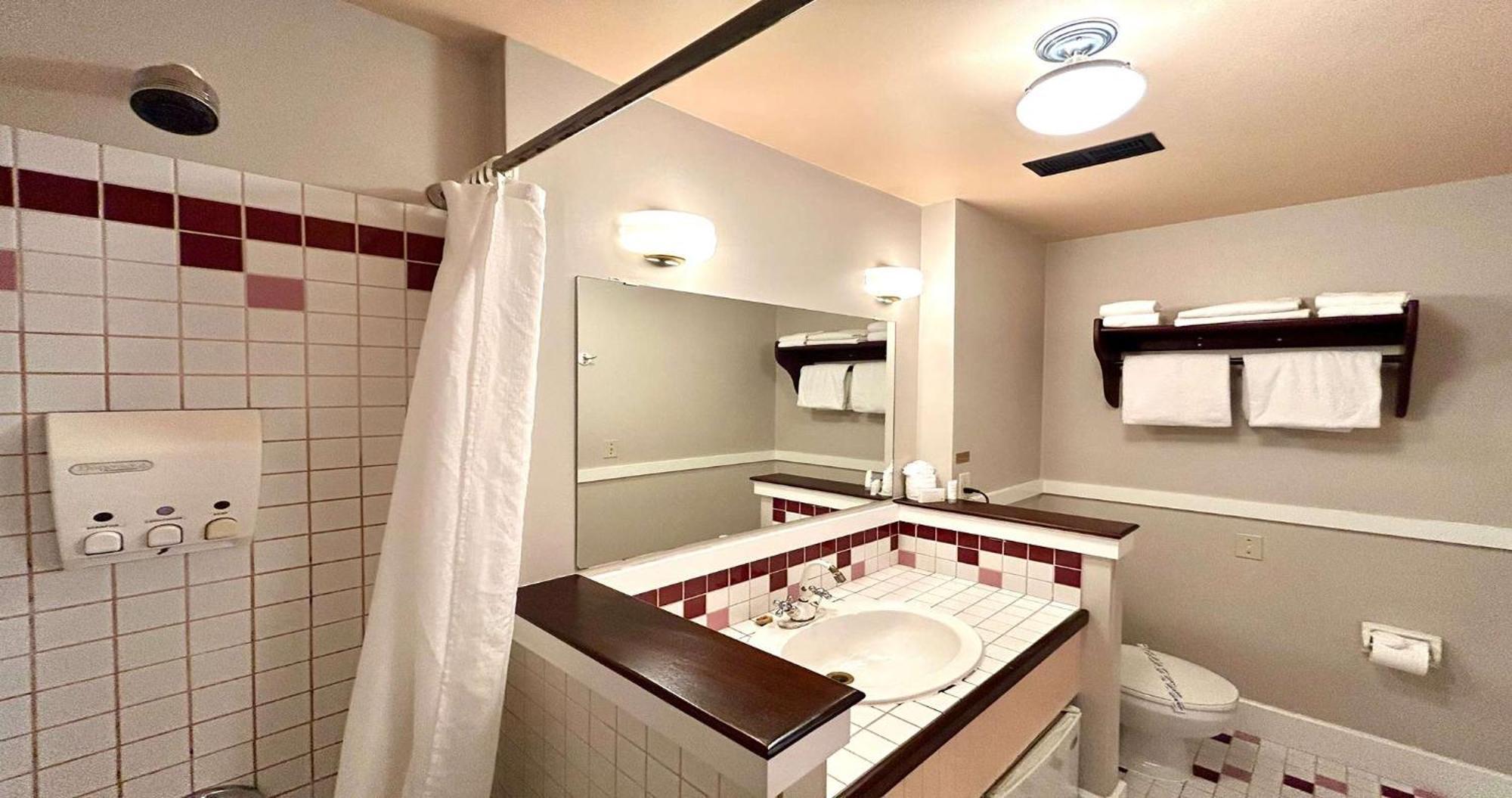 Deluxe Queen Room Two Queen Beds City View Non-Smoking