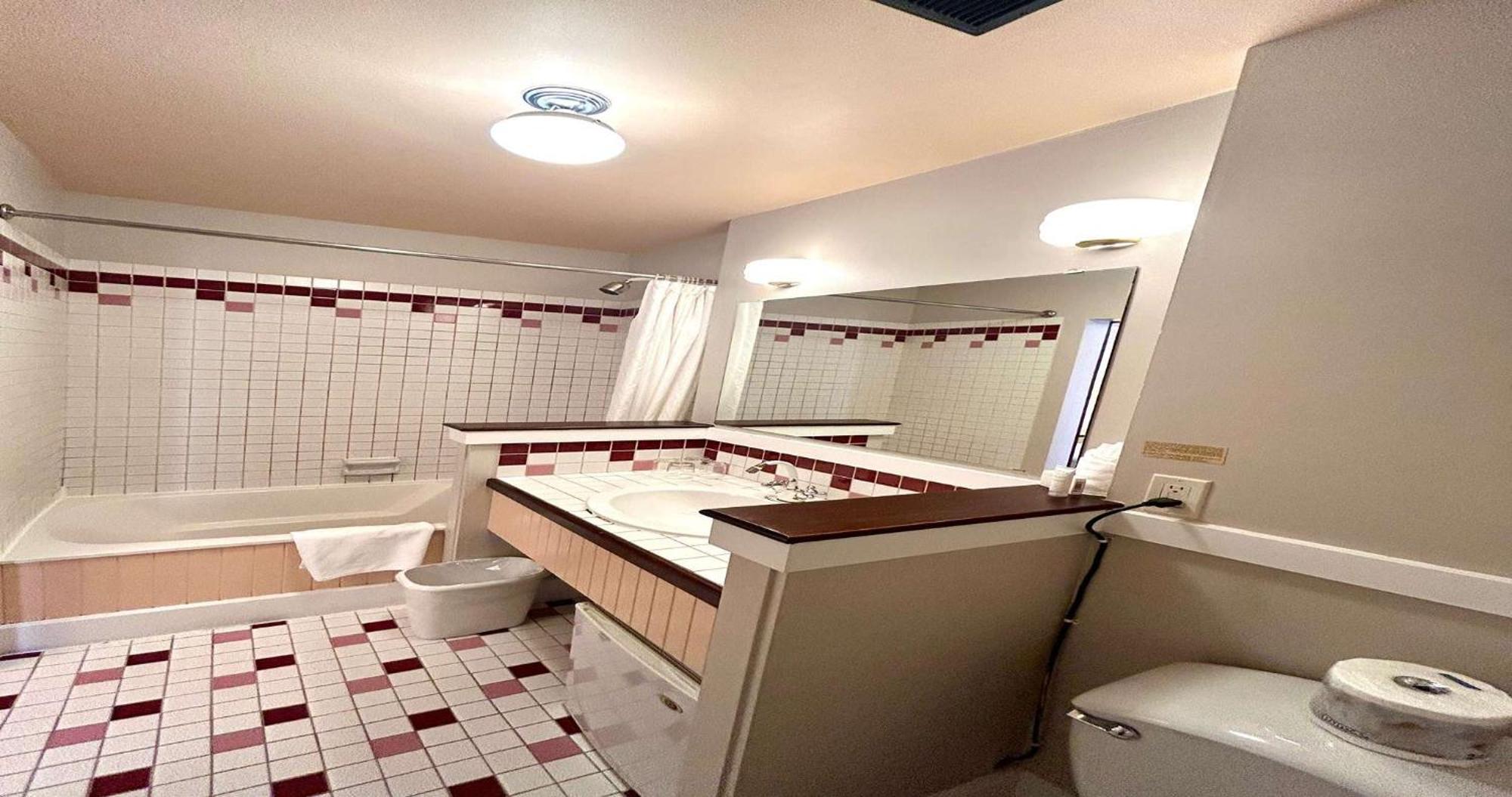 Deluxe Queen Room Two Queen Beds City View Non-Smoking