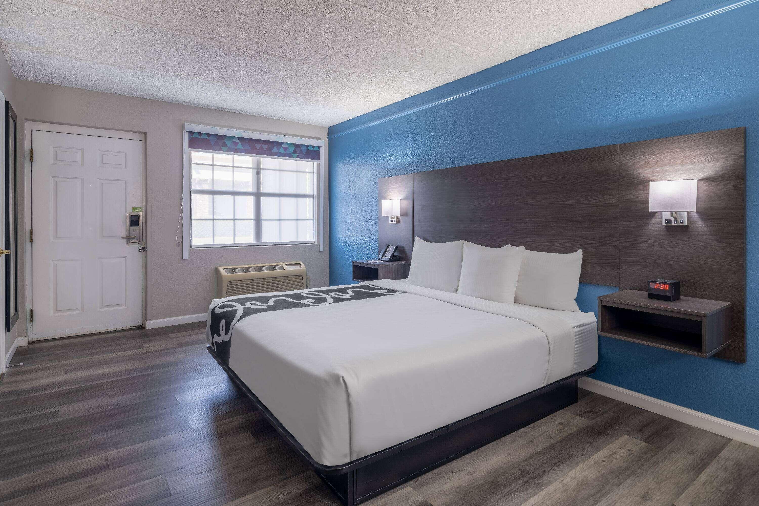 King Room Bath Tub Mobility Accessible or Non-Smoking
