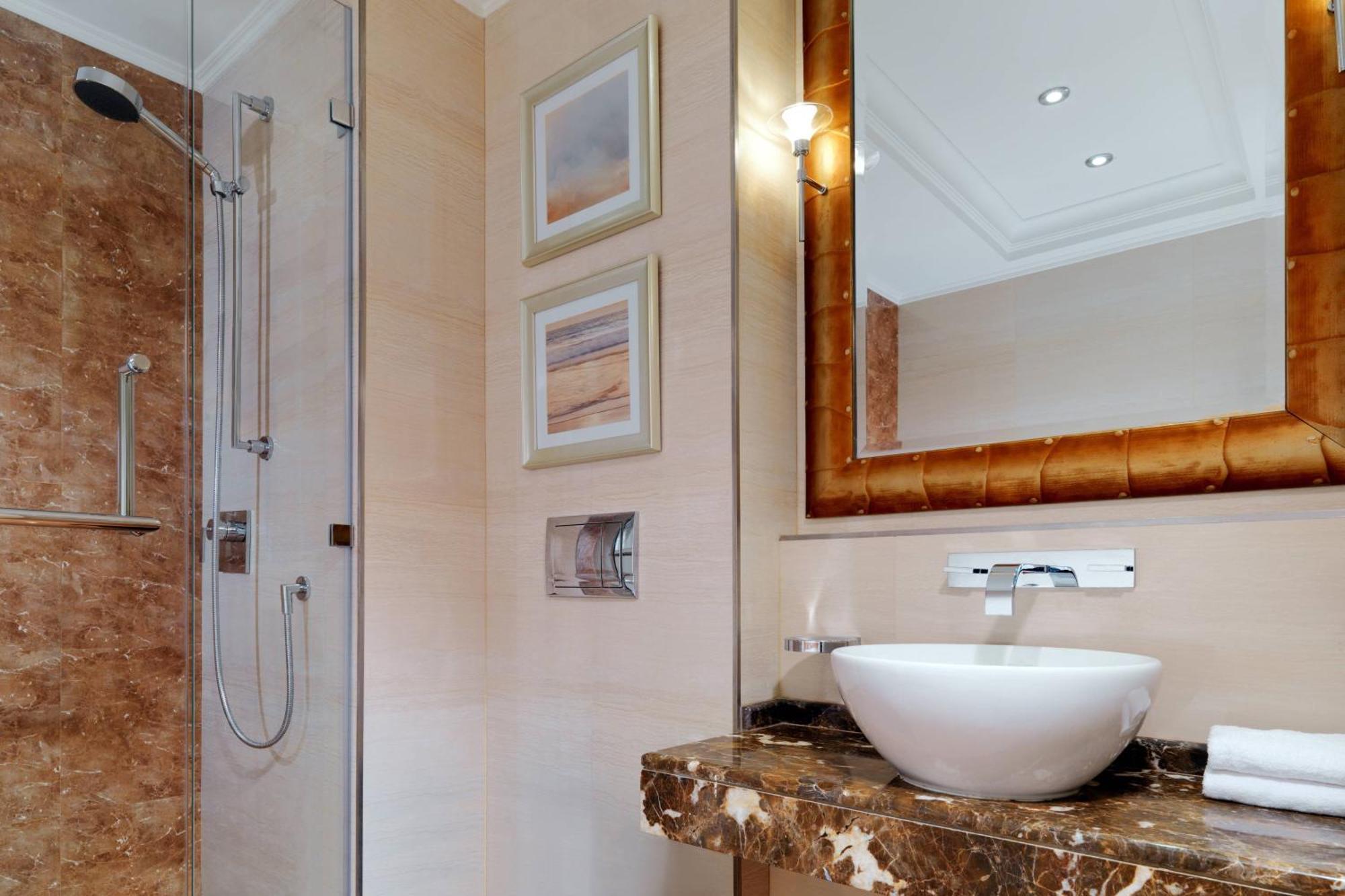 Deluxe Guest room 1 King Pool & City view Balcony