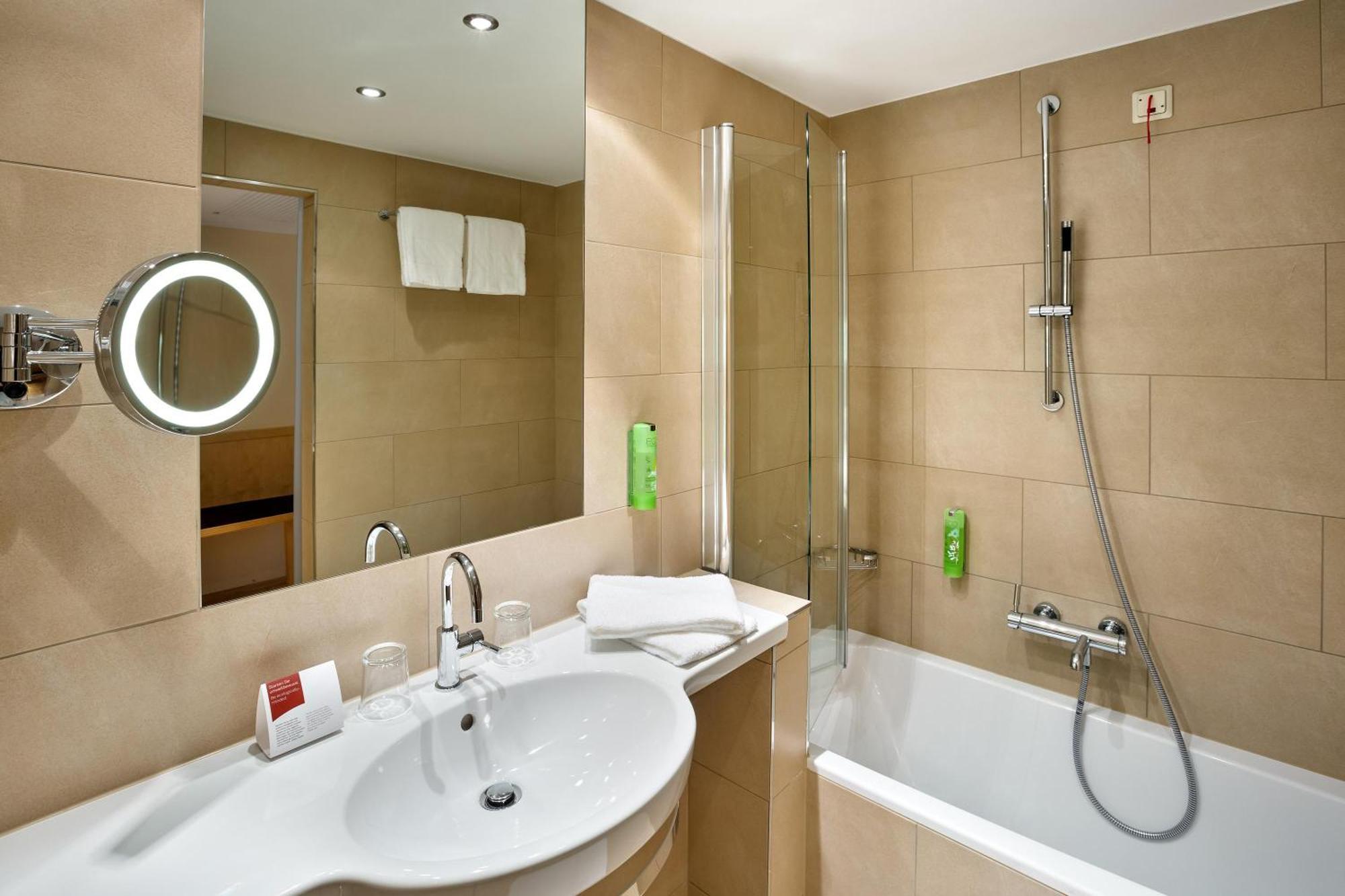 Classic Twin Room Bathtub