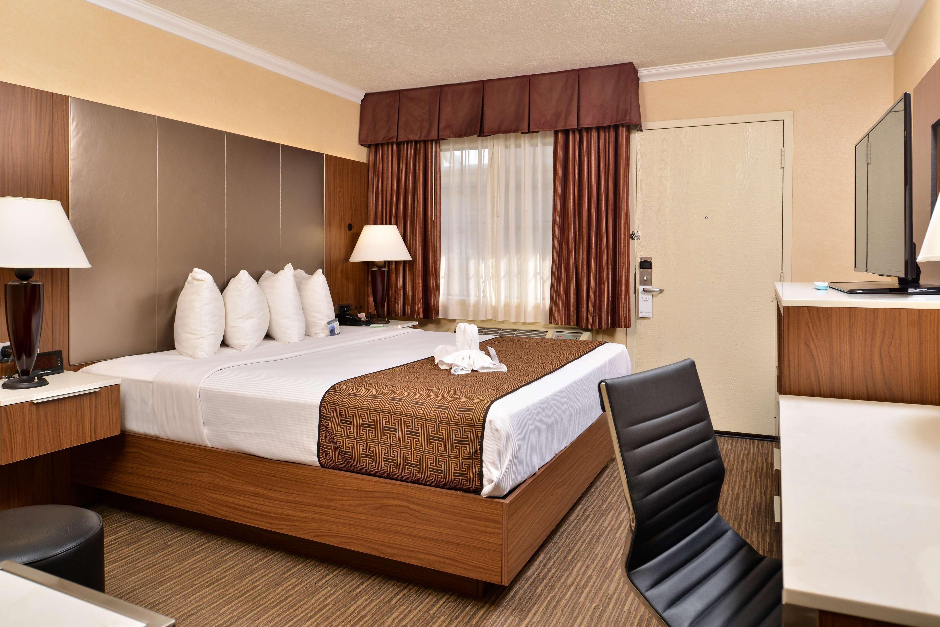 King Room Bath Tub Sofa Bed Disability Access or Non-Smoking
