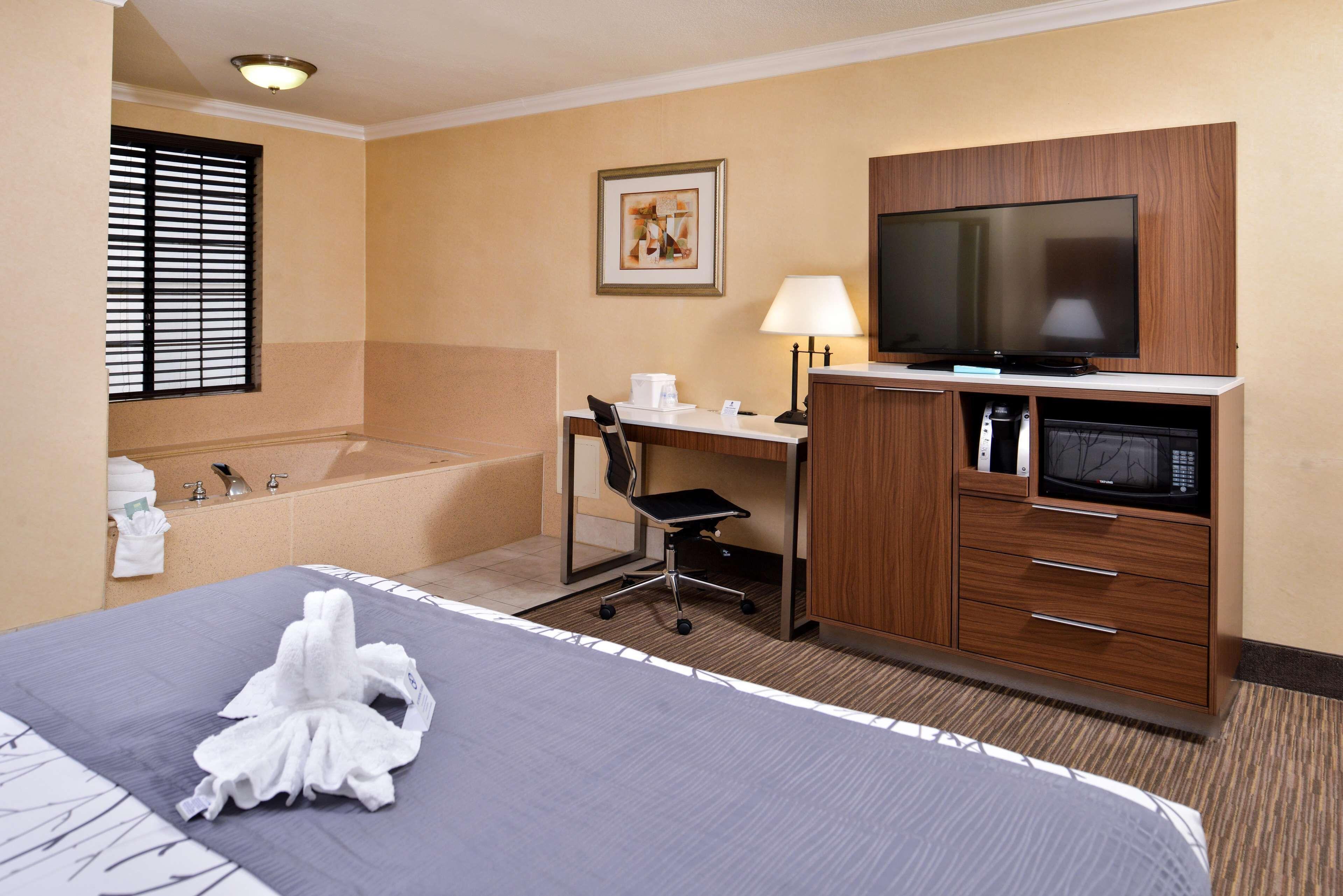 King Room Spa Bath Lower Level or Non-Smoking