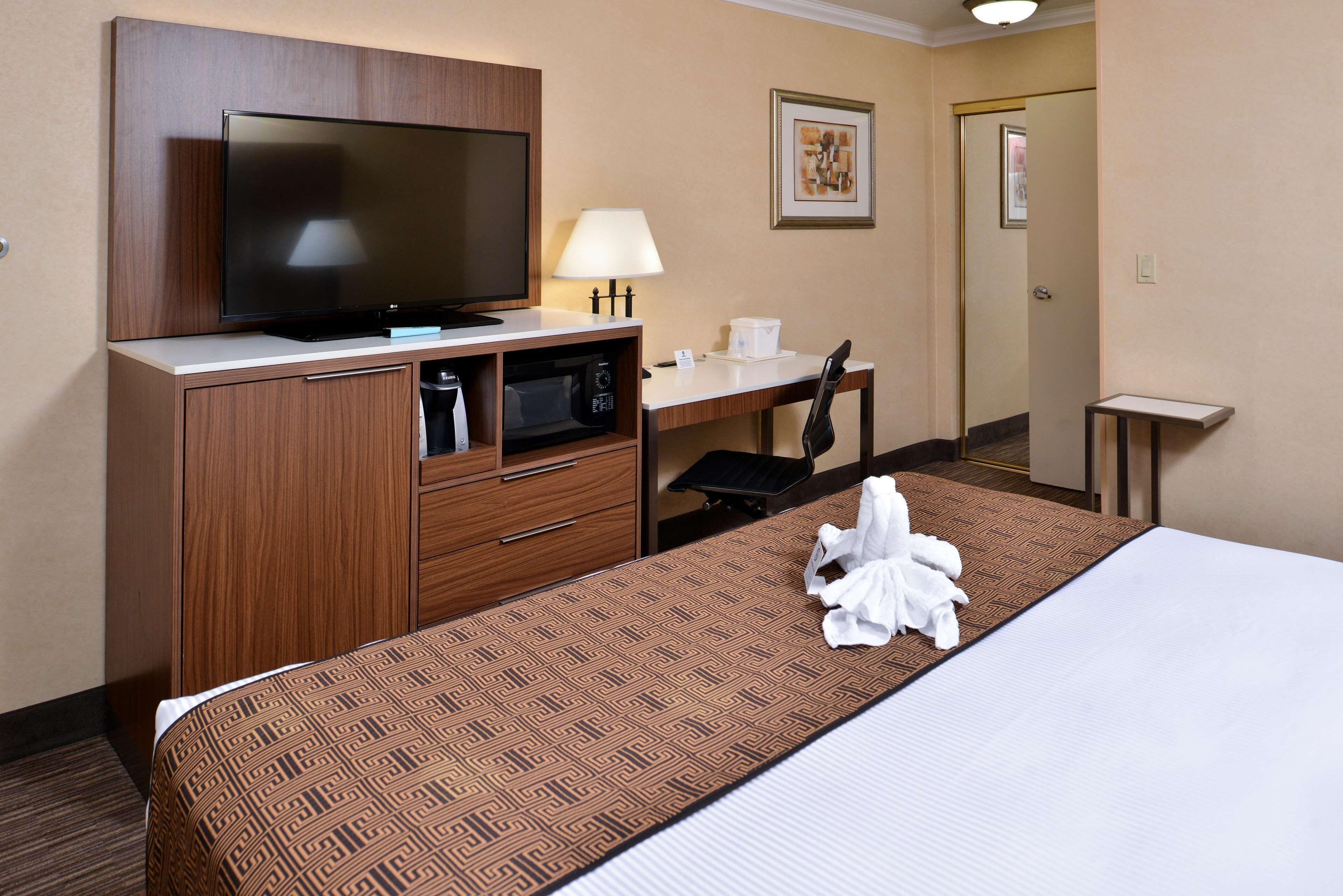 King Room Bath Tub Sofa Bed Disability Access or Non-Smoking