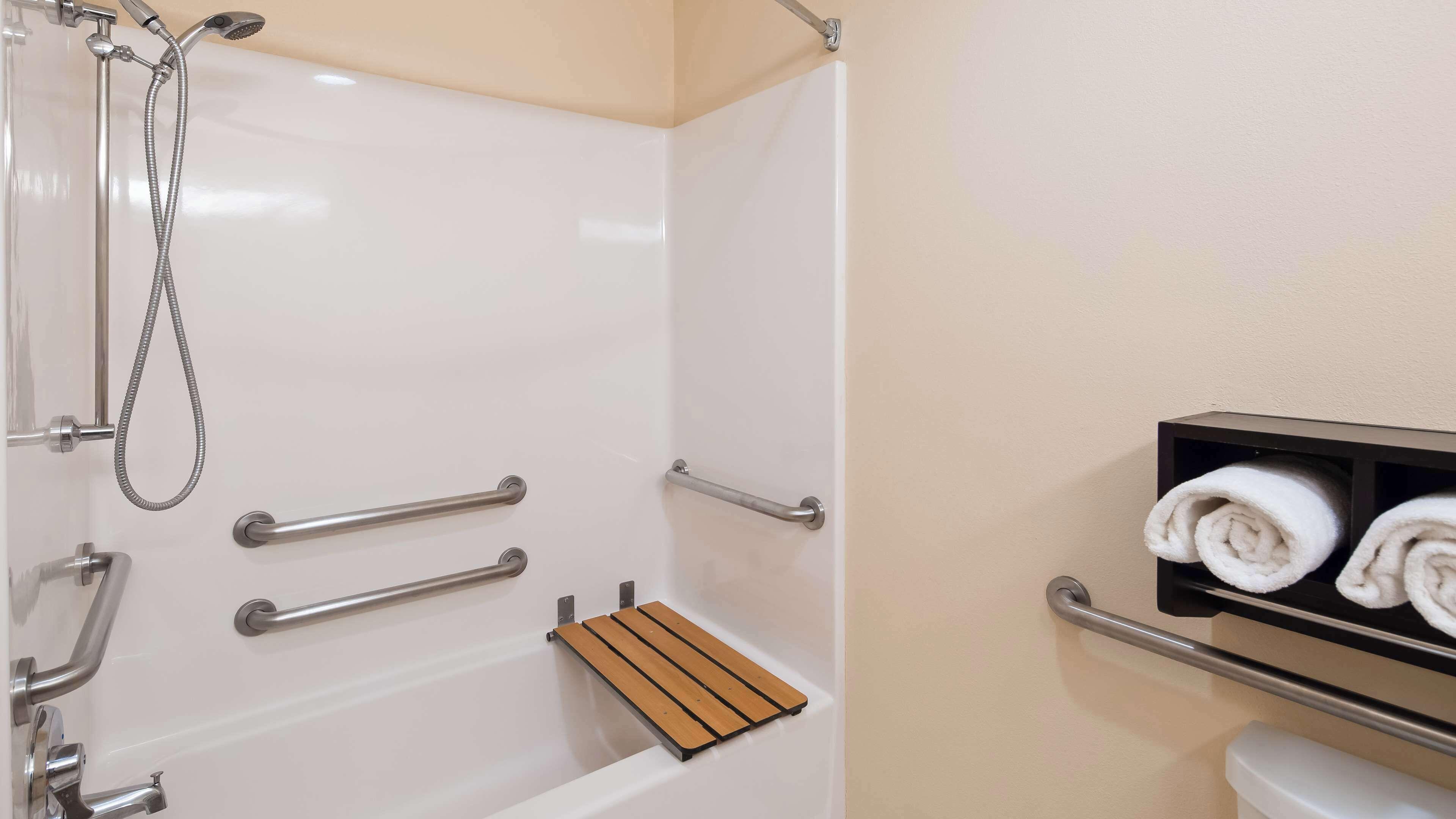 Chambre Lit King-Size avec Baignoire - Accessible aux Personnes à Mobilité Réduite/Non-Fumeurs