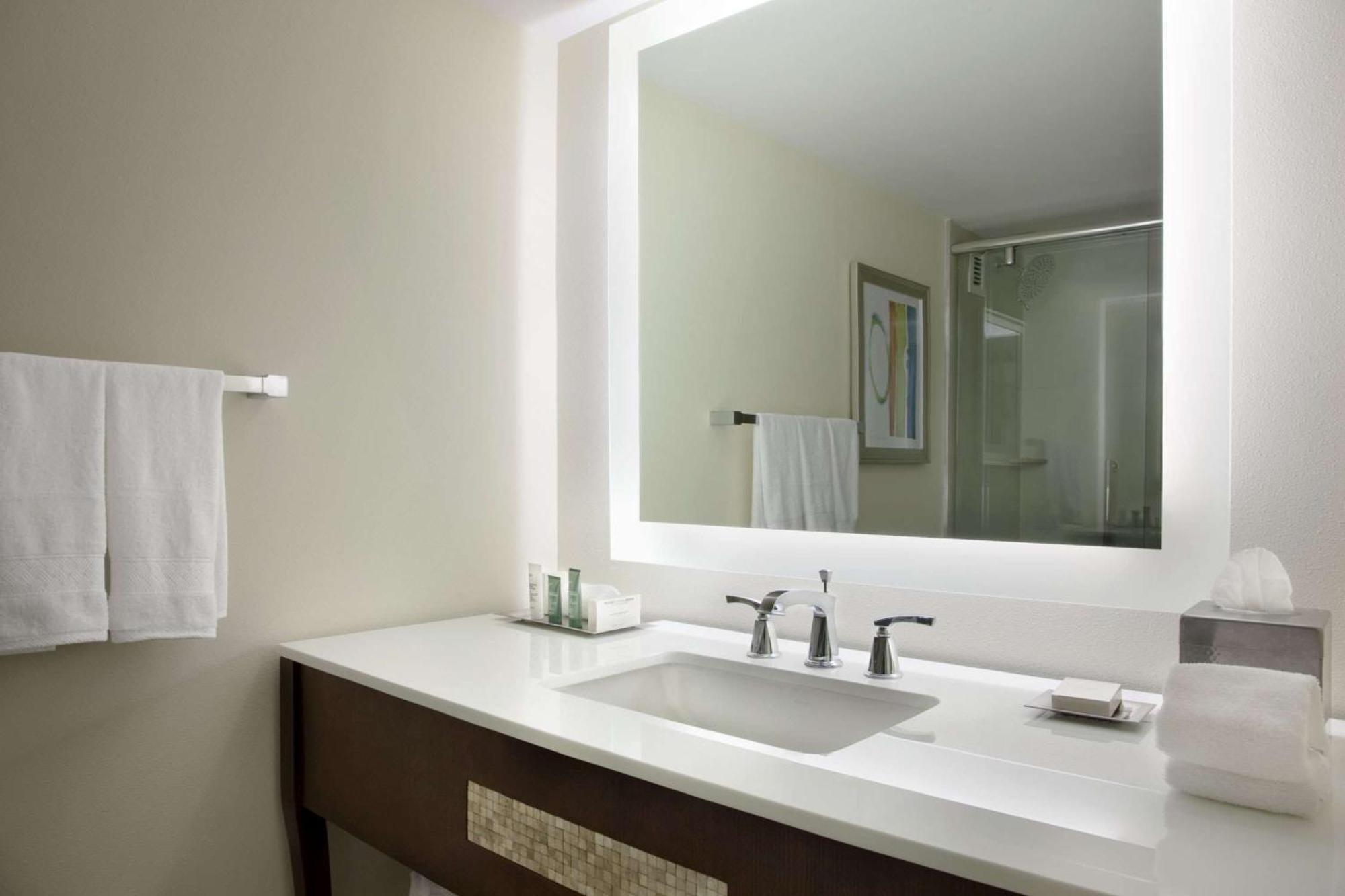 Queen Room Two Queen Beds Lagoon View