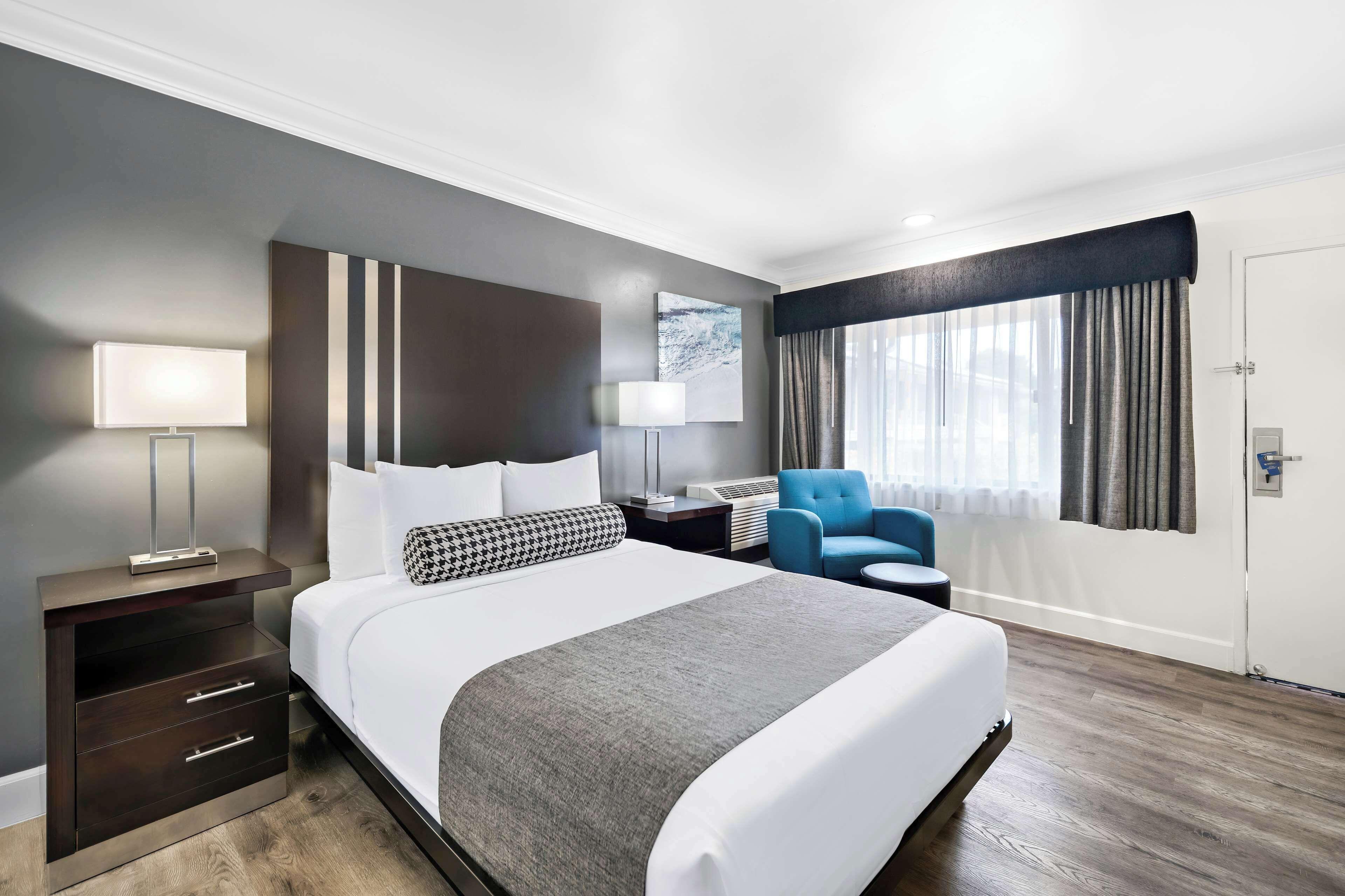 Queen Room One Queen Bed Non-Smoking