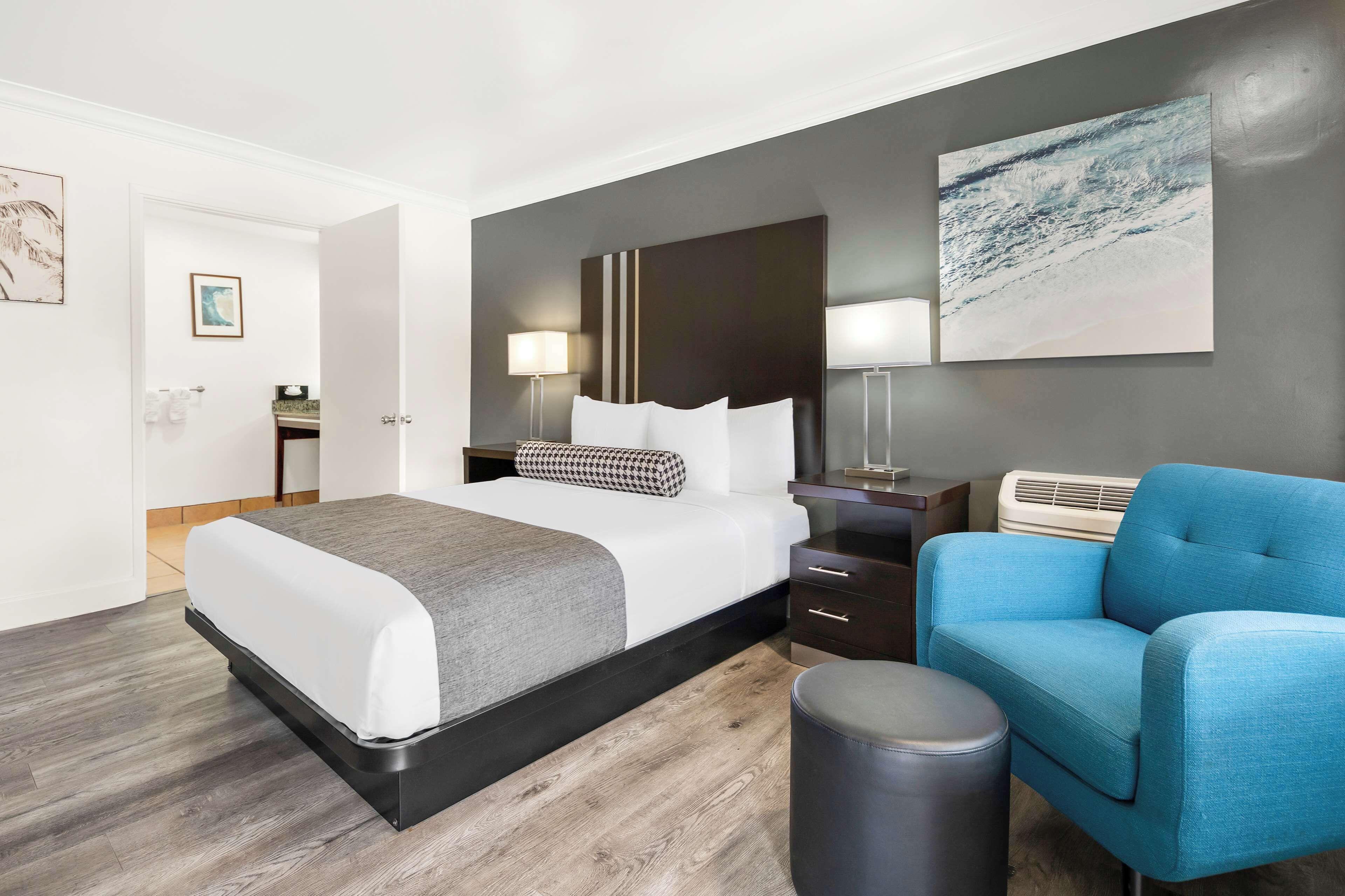 Queen Room One Queen Bed Non-Smoking