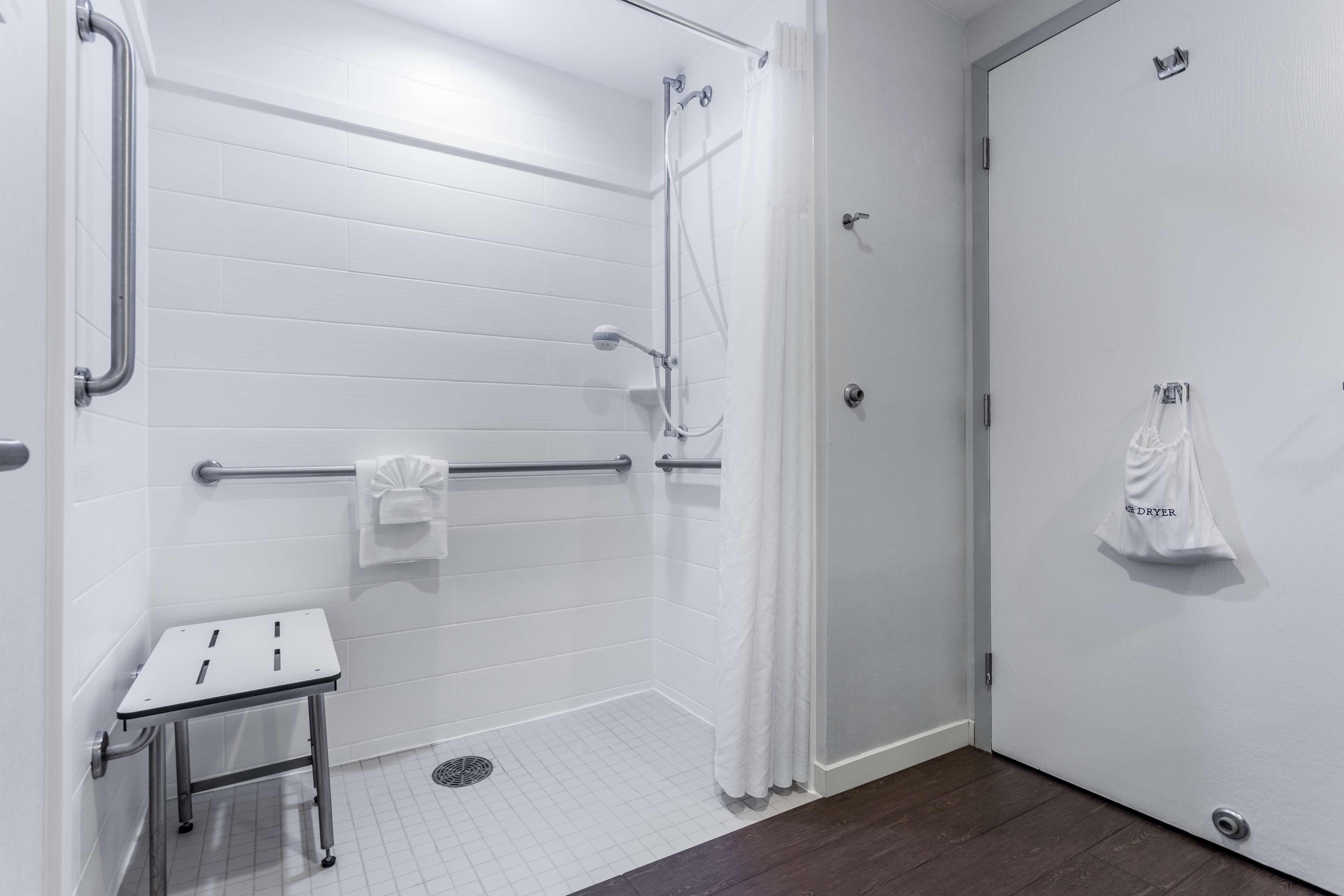 Queen Room Roll Shower Disability Access or Non-Smoking