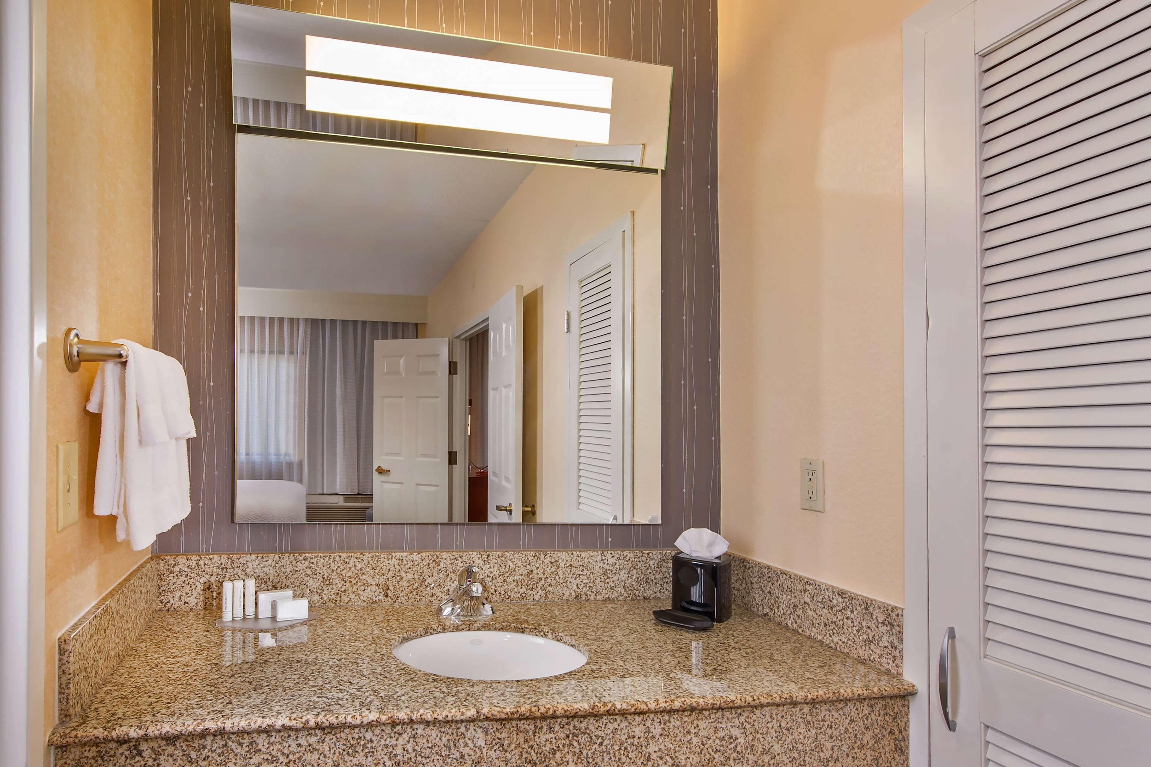 Guestroom King Hearing Accessible